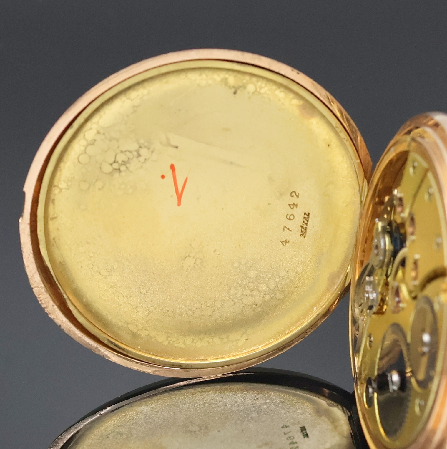 Detail e: REVUE-THOMMEN CYRUS Herrensavonette in RG 585/000, Schweiz um 1910, guill. 2-Deckel Goldgeh. dell., Emailzifferbl. m. arab. Zahlen, kl. Sek. b. 6, ...