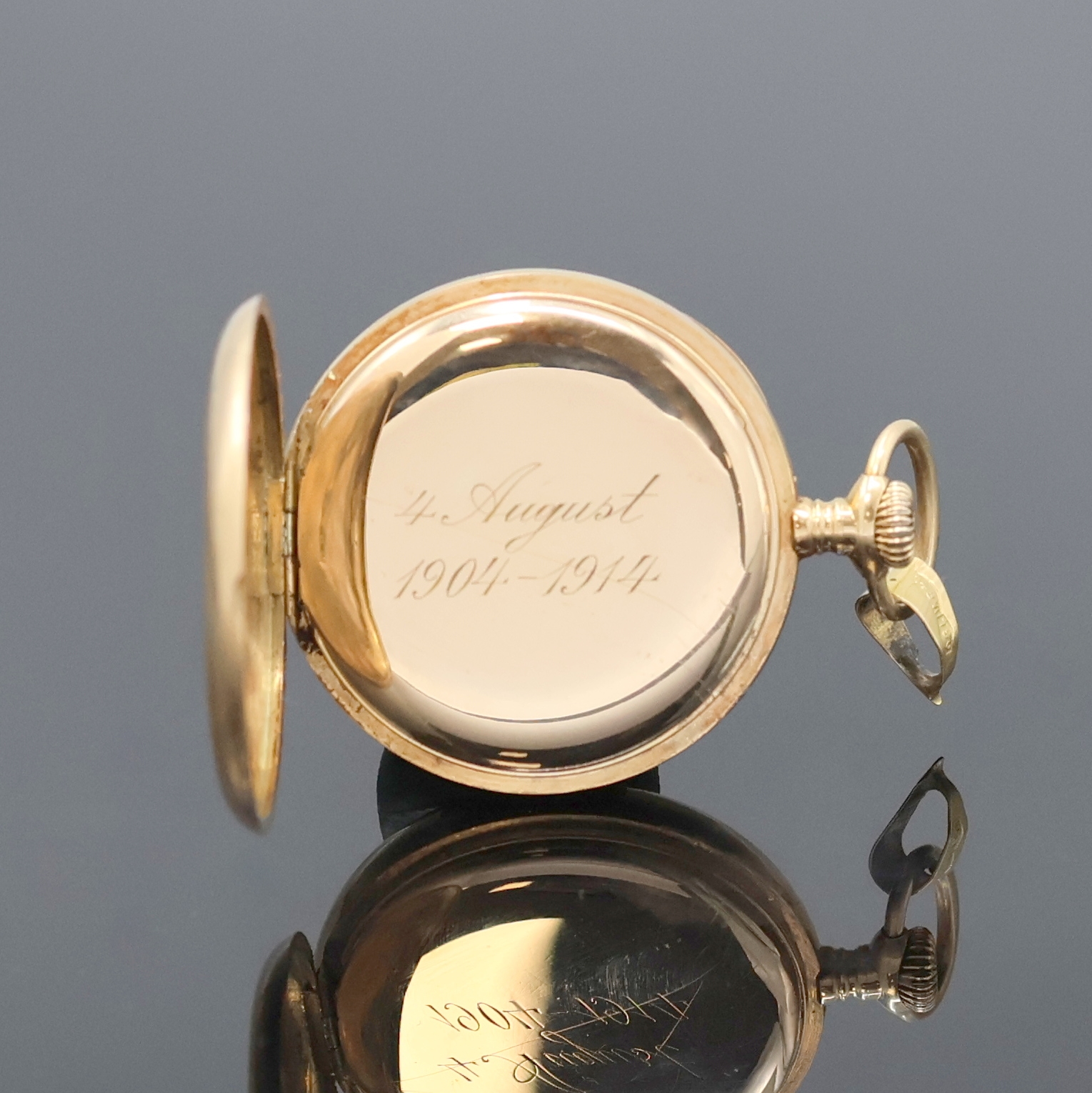 Detail b: LONGINES offene Damentaschenuhr in RG 585/000, Schweiz um 1912, glattes 2-Deckel Goldgeh. m. gekürztem Scharnier, grav. Monogramm auf Rückdeckel, ...