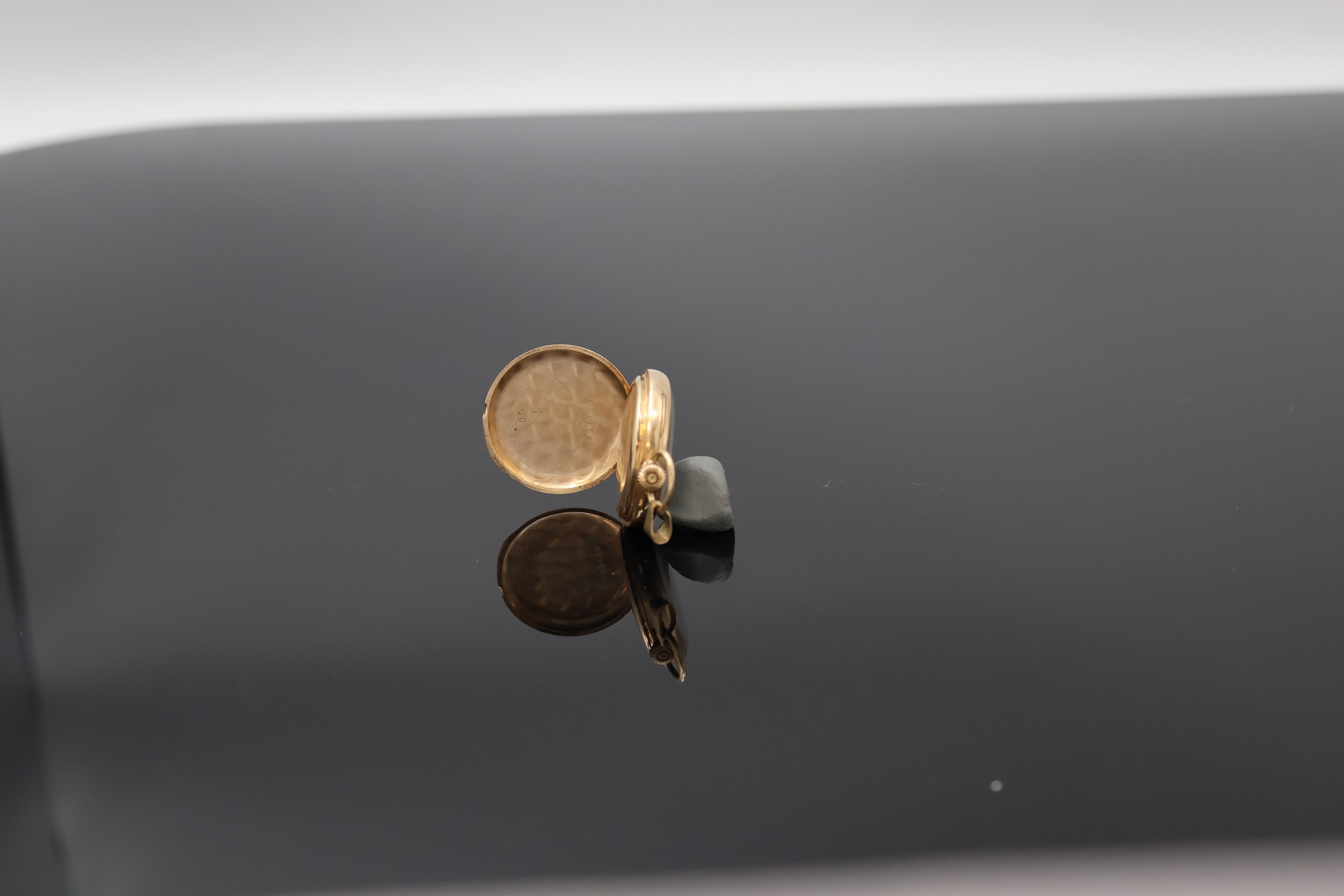 Detail c: LONGINES offene Damentaschenuhr in RG 585/000, Schweiz um 1912, glattes 2-Deckel Goldgeh. m. gekürztem Scharnier, grav. Monogramm auf Rückdeckel, ...