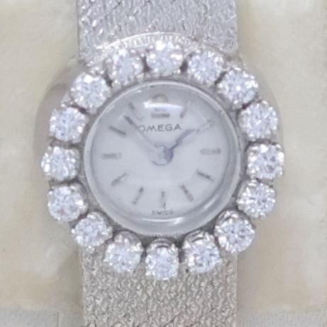 Detail a: OMEGA seltene diamantbes. Backwinder-Damenuhr in WG 750/000 mit original Box und Papier, Schweiz verk. Dezember 1955, Handaufzug, 2- tlg. Geh. m. ...