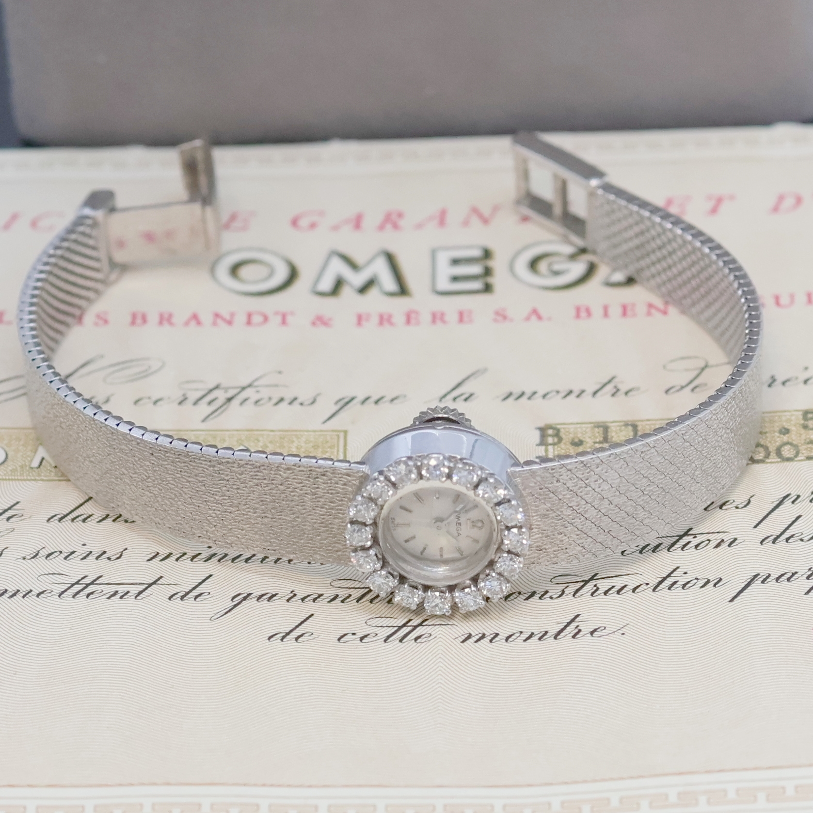Detail b: OMEGA seltene diamantbes. Backwinder-Damenuhr in WG 750/000 mit original Box und Papier, Schweiz verk. Dezember 1955, Handaufzug, 2- tlg. Geh. m. ...