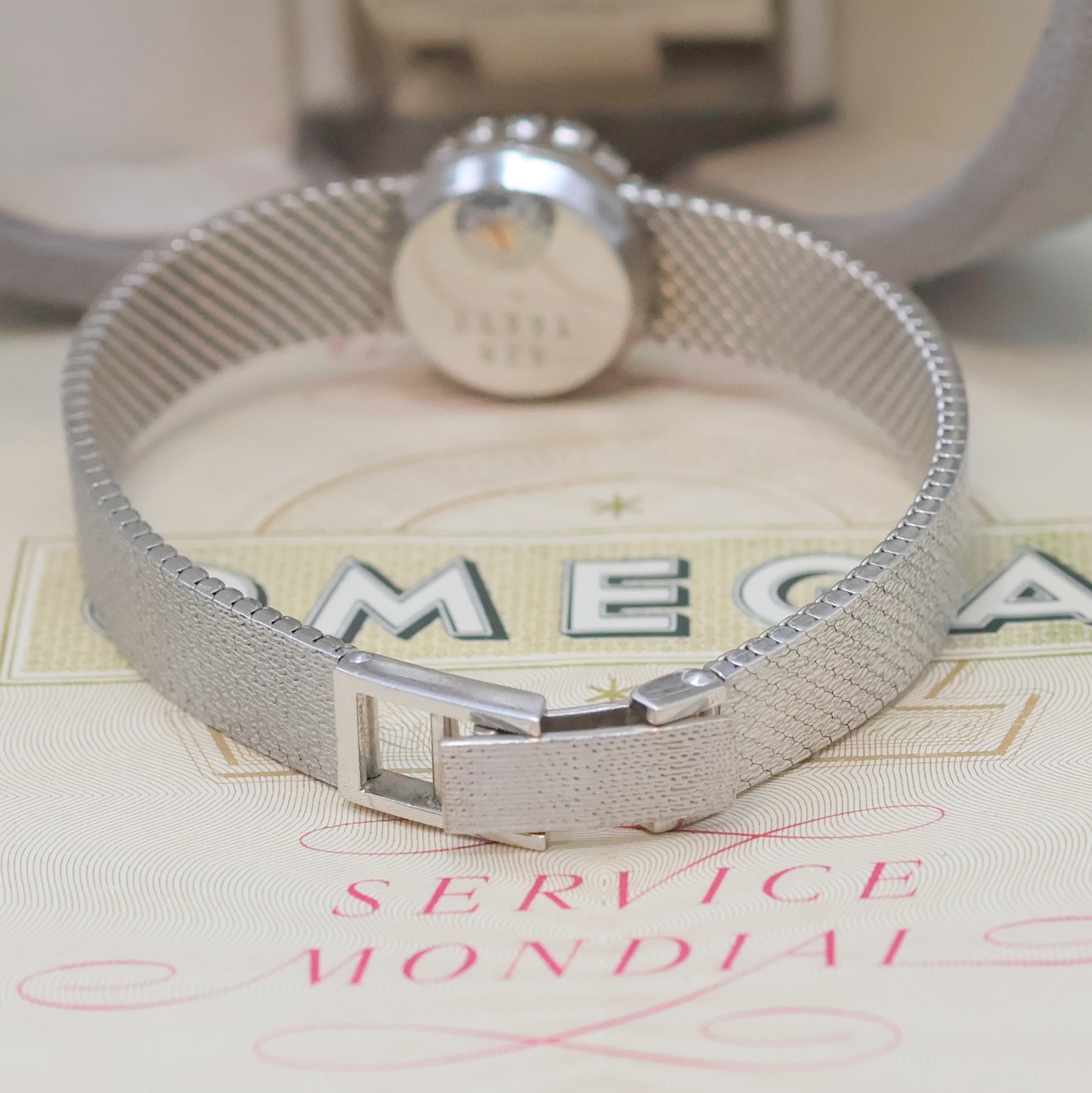 Detail c: OMEGA seltene diamantbes. Backwinder-Damenuhr in WG 750/000 mit original Box und Papier, Schweiz verk. Dezember 1955, Handaufzug, 2- tlg. Geh. m. ...