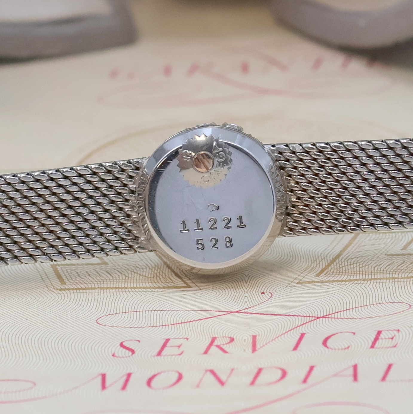Detail d: OMEGA seltene diamantbes. Backwinder-Damenuhr in WG 750/000 mit original Box und Papier, Schweiz verk. Dezember 1955, Handaufzug, 2- tlg. Geh. m. ...