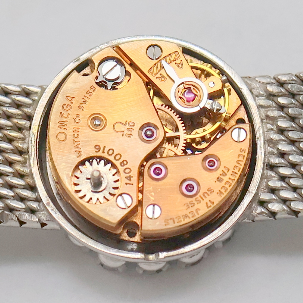 Detail e: OMEGA seltene diamantbes. Backwinder-Damenuhr in WG 750/000 mit original Box und Papier, Schweiz verk. Dezember 1955, Handaufzug, 2- tlg. Geh. m. ...