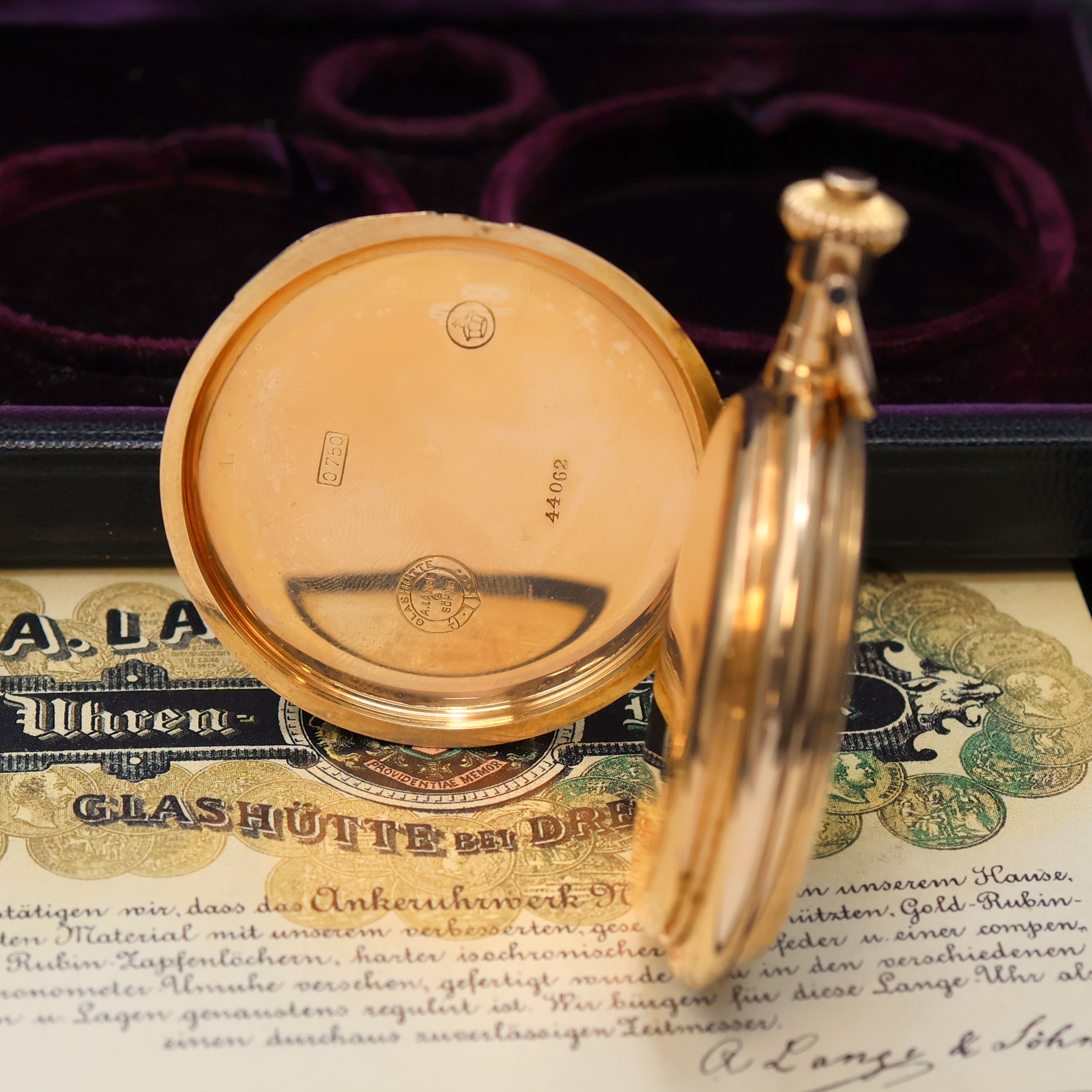 Detail d: A. LANGE & SÖHNE 1A Louis-XV Herrensavonette in RG 750/000, Deutschland um 1900, glattes 3-Deckel Goldgeh. m. großem Aussenscharnier dell., grav. ...