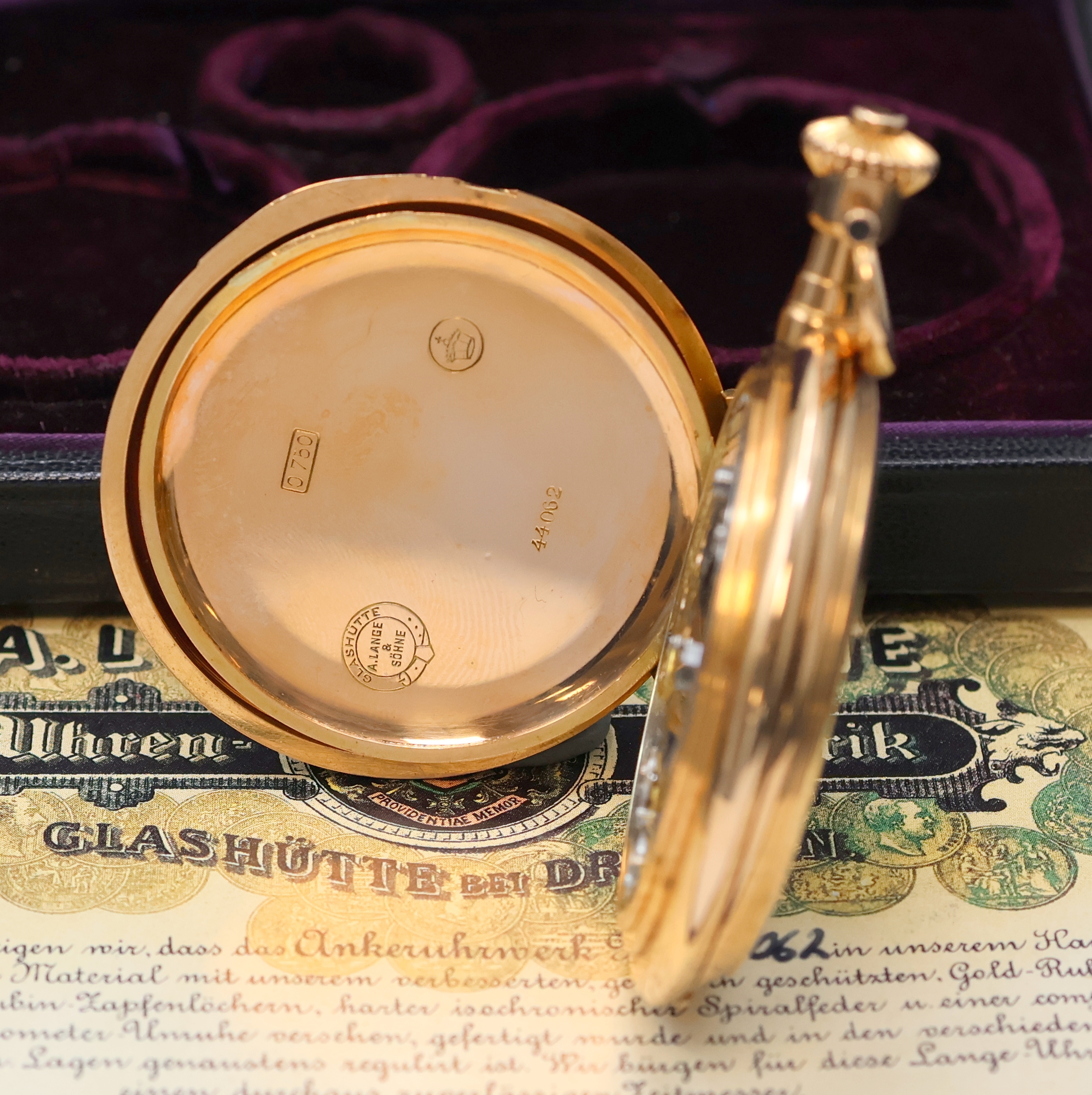 Detail e: A. LANGE & SÖHNE 1A Louis-XV Herrensavonette in RG 750/000, Deutschland um 1900, glattes 3-Deckel Goldgeh. m. großem Aussenscharnier dell., grav. ...