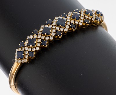 Image 18 kt Gold Saphir-Brillant-Armreif, GG 750/000, Oberteil mit 19 Saphir-Carrees zus. ca. ...