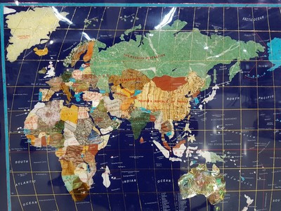 27005329b - Weltzeituhr aus Halbedelsteinen, Weltkarte aus blauem Lack mit eingelegten ...