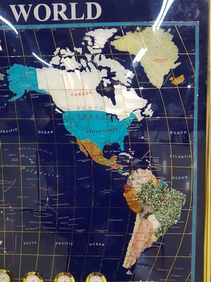 27005329c - Weltzeituhr aus Halbedelsteinen, Weltkarte aus blauem Lack mit eingelegten ...