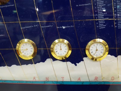 27005329d - Weltzeituhr aus Halbedelsteinen, Weltkarte aus blauem Lack mit eingelegten ...