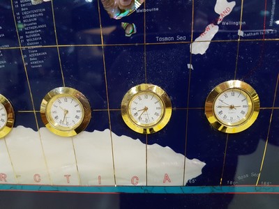 27005329e - Weltzeituhr aus Halbedelsteinen, Weltkarte aus blauem Lack mit eingelegten ...