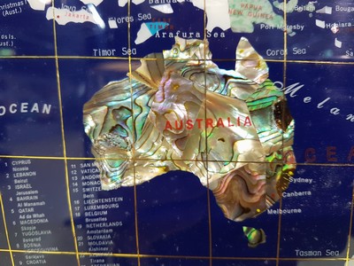 27005329g - Weltzeituhr aus Halbedelsteinen, Weltkarte aus blauem Lack mit eingelegten ...