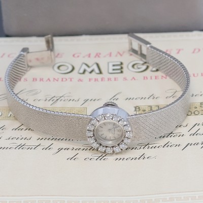 27005346b - OMEGA seltene diamantbes. Backwinder-Damenuhr in WG 750/000 mit original Box und Papier, ...