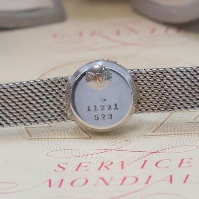 27005346d - OMEGA seltene diamantbes. Backwinder-Damenuhr in WG 750/000 mit original Box und Papier, ...