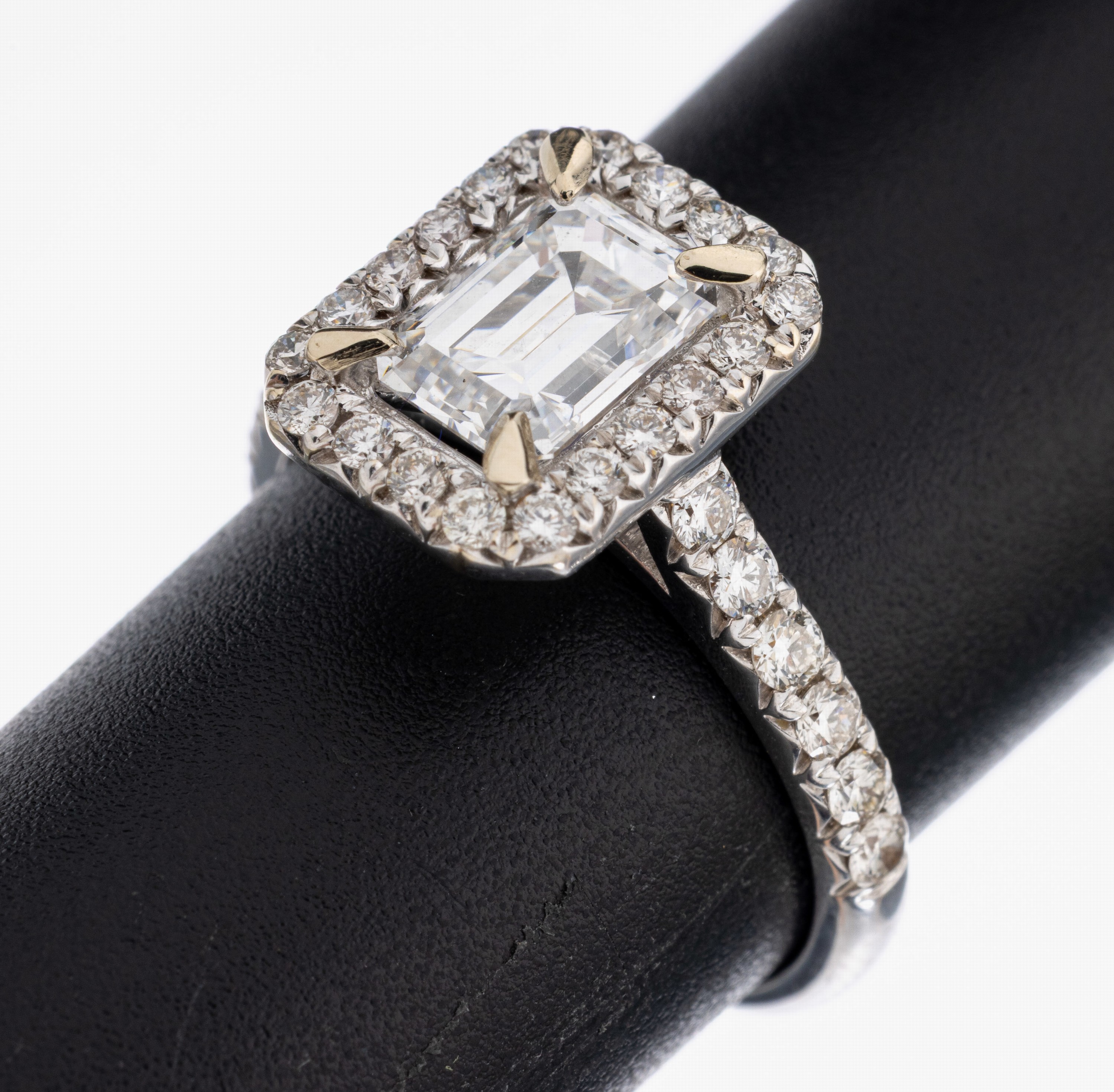 Image 27005447 - 18 kt Gold Diamant-Ring, WG 750/000, mittigDiamant im Emerald Cut 2.23 ct hochfeines ...