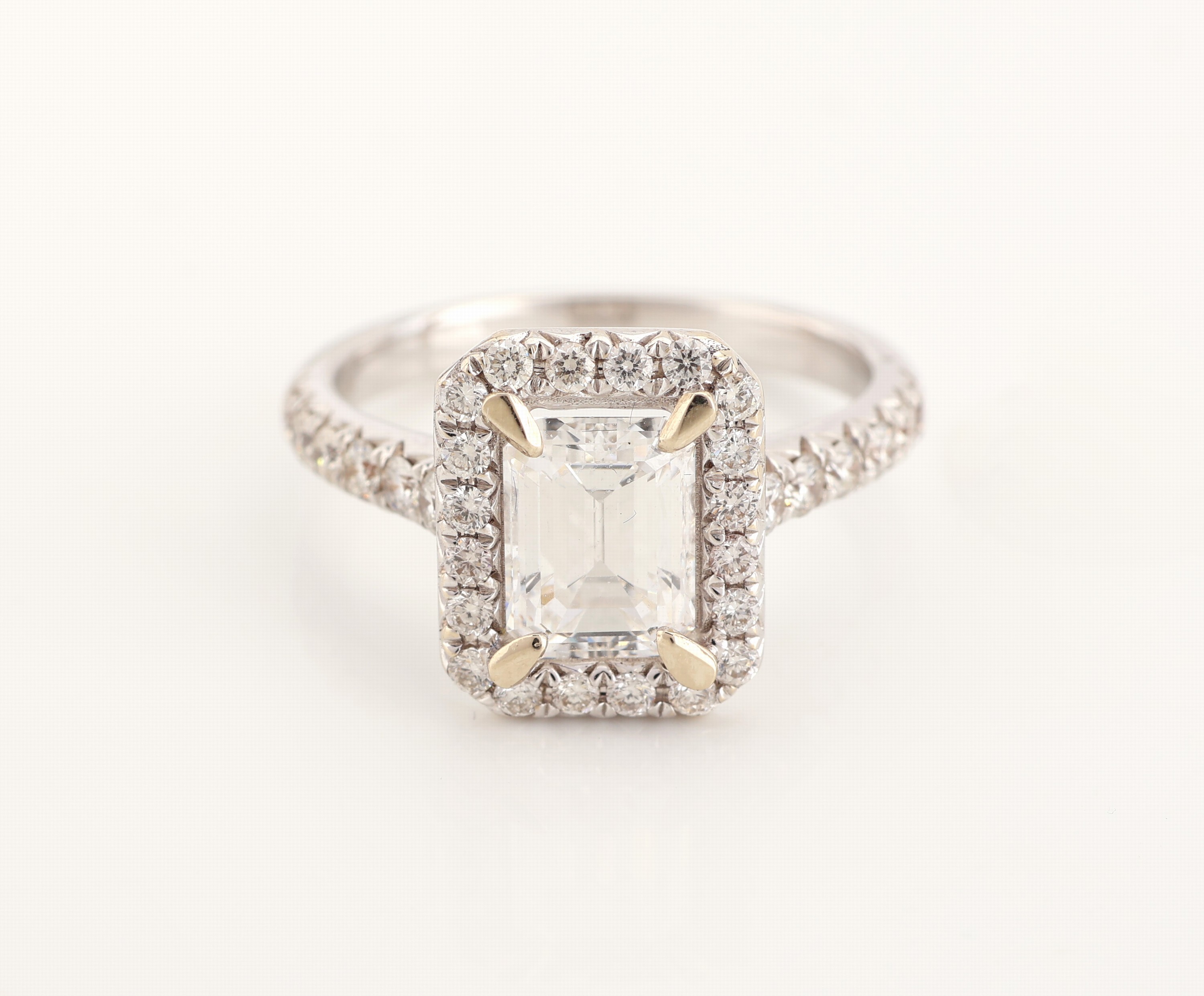 Detail b: 18 kt Gold Diamant-Ring, WG 750/000, mittigDiamant im Emerald Cut 2.23 ct hochfeines Weiß(E)/vs1, 32 Brillanten zus. ca. 0.66 ct feines ...