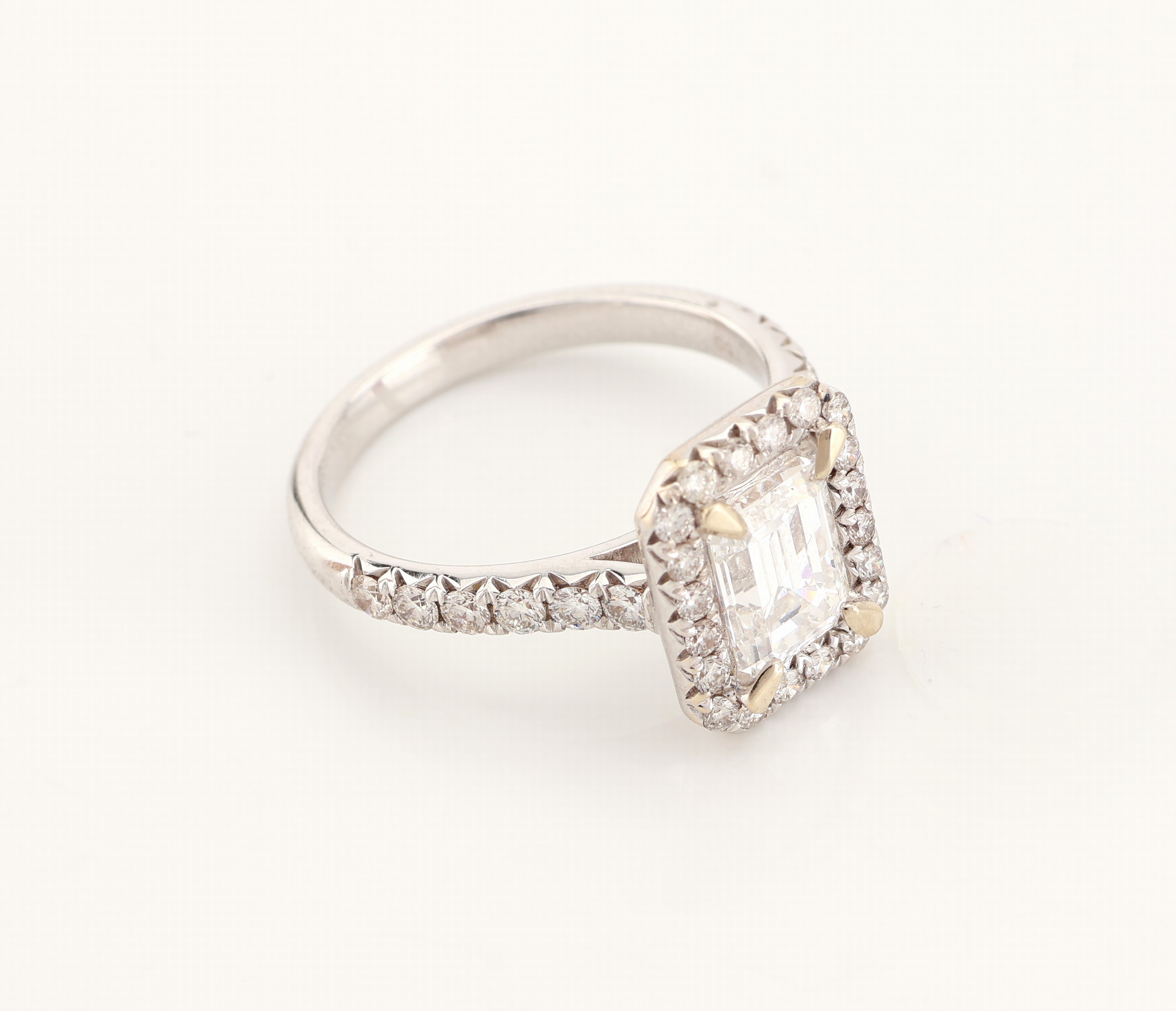 Detail c: 18 kt Gold Diamant-Ring, WG 750/000, mittigDiamant im Emerald Cut 2.23 ct hochfeines Weiß(E)/vs1, 32 Brillanten zus. ca. 0.66 ct feines ...