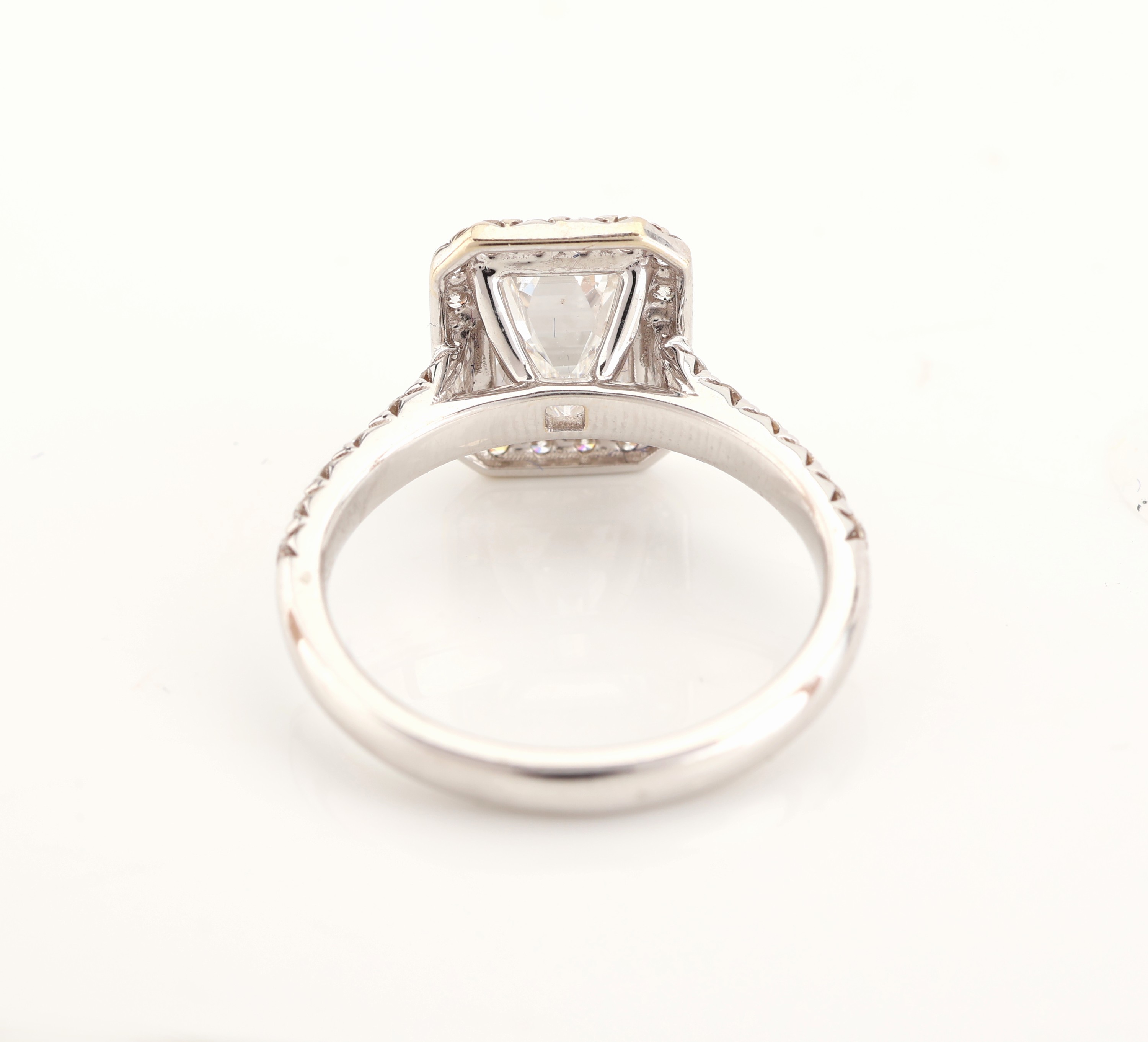 Detail d: 18 kt Gold Diamant-Ring, WG 750/000, mittigDiamant im Emerald Cut 2.23 ct hochfeines Weiß(E)/vs1, 32 Brillanten zus. ca. 0.66 ct feines ...