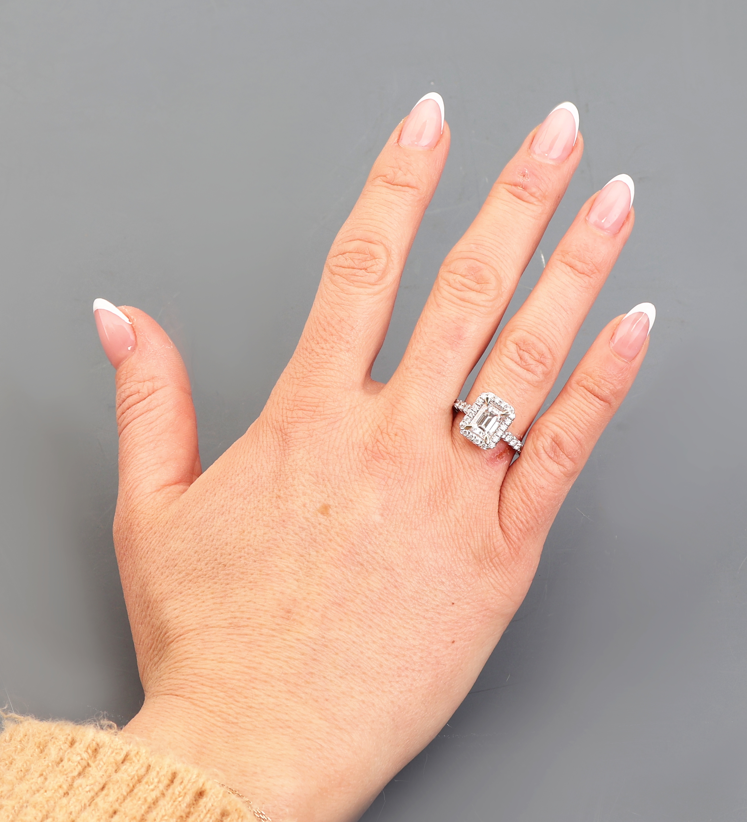 Detail e: 18 kt Gold Diamant-Ring, WG 750/000, mittigDiamant im Emerald Cut 2.23 ct hochfeines Weiß(E)/vs1, 32 Brillanten zus. ca. 0.66 ct feines ...