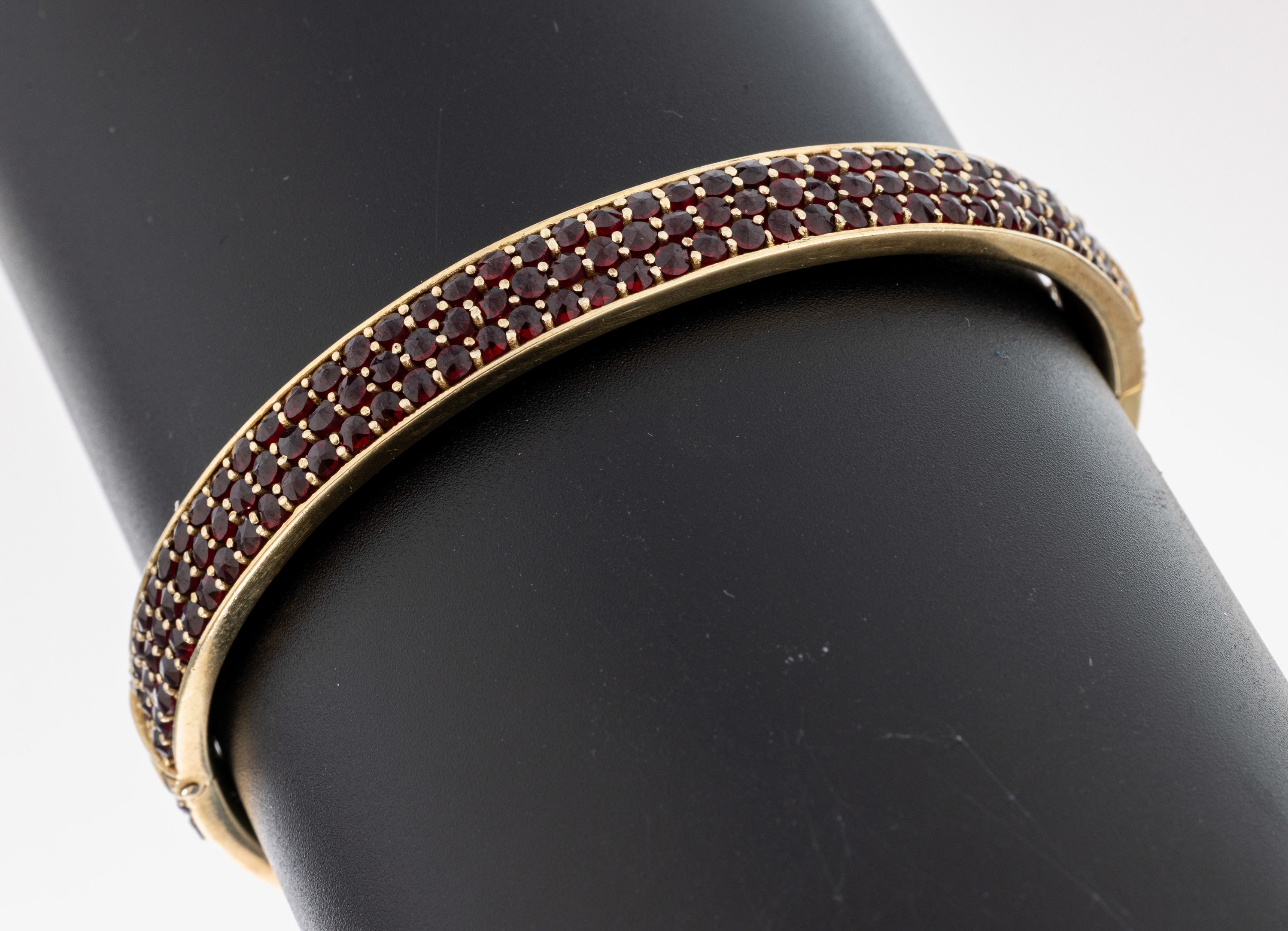 Image 27005470 - Granat-Armreif, 925er Silber verg., schlicht, rundfacett. Granate, ca. 6 x 5.5 ...