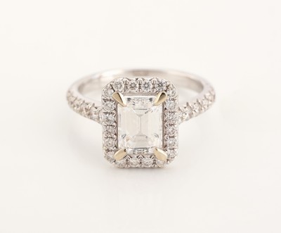27005447b - 18 kt Gold Diamant-Ring, WG 750/000, mittigDiamant im Emerald Cut 2.23 ct hochfeines ...