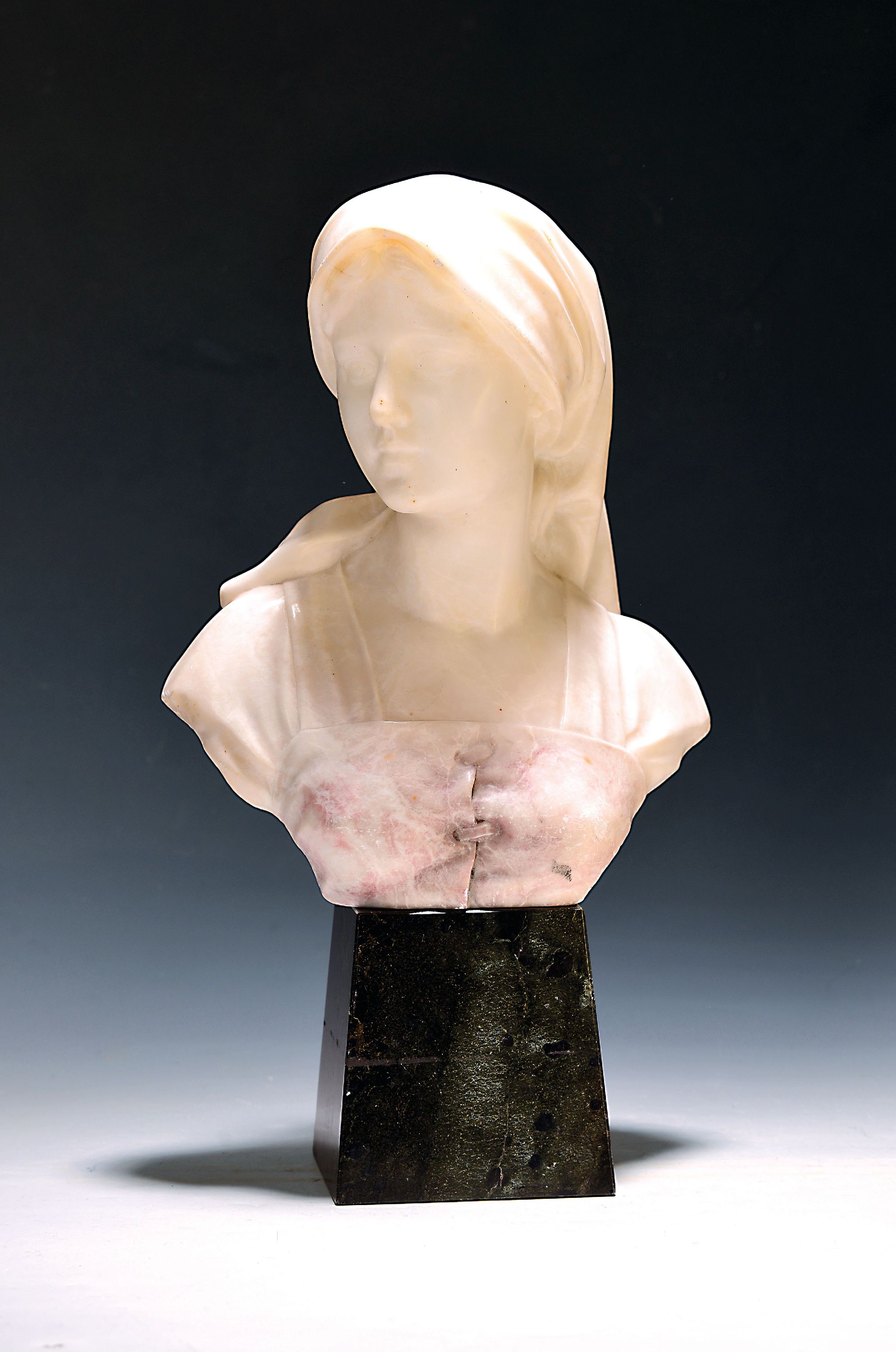 Image 27005564 - Büste einer jungen Frau mit Kopftuch, Frankreich, um 1900, Alabaster, Serpentinsockel, ...