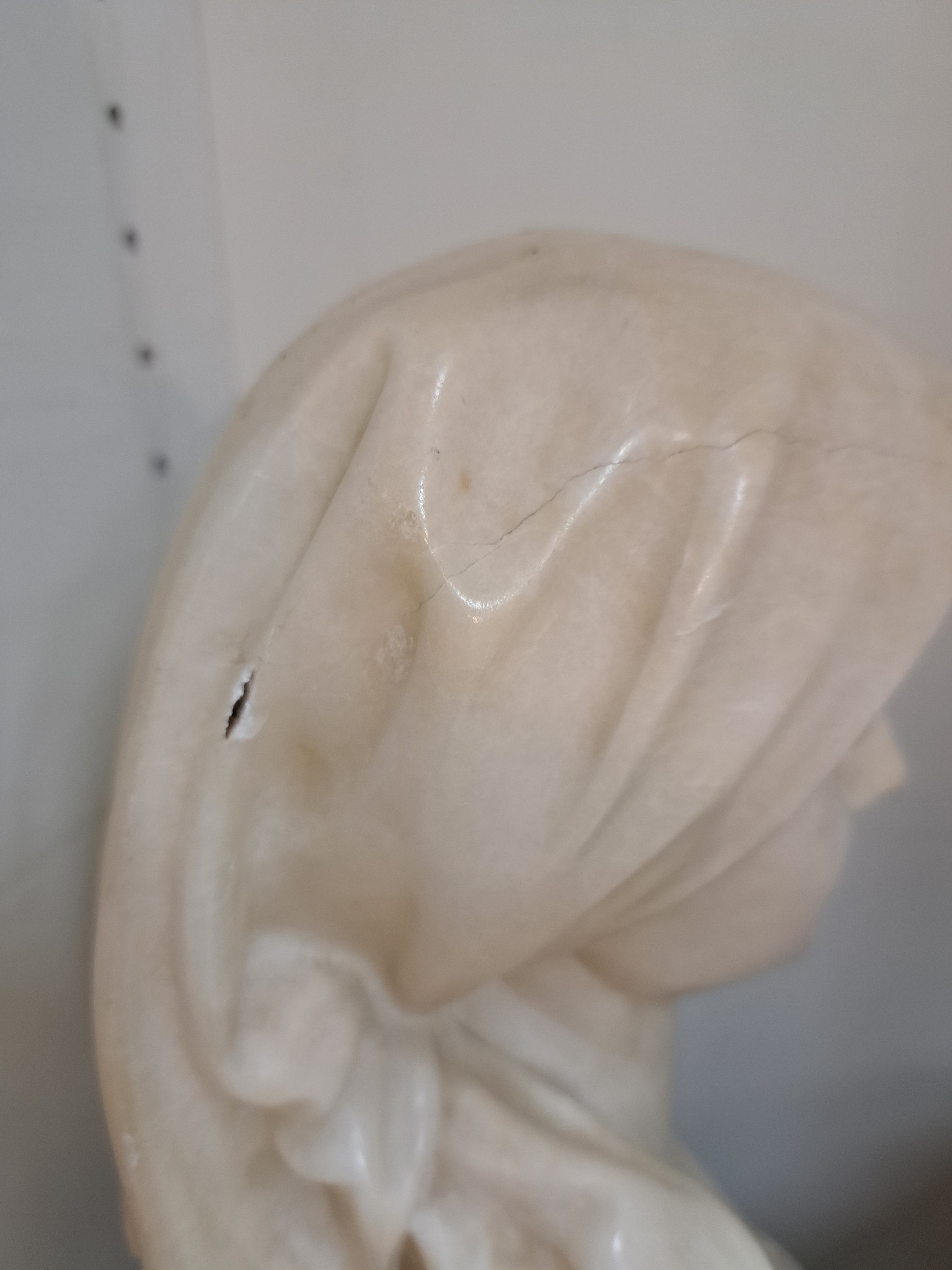 Detail d: Büste einer jungen Frau mit Kopftuch, Frankreich, um 1900, Alabaster, Serpentinsockel, Gesamth. ca. 41cm