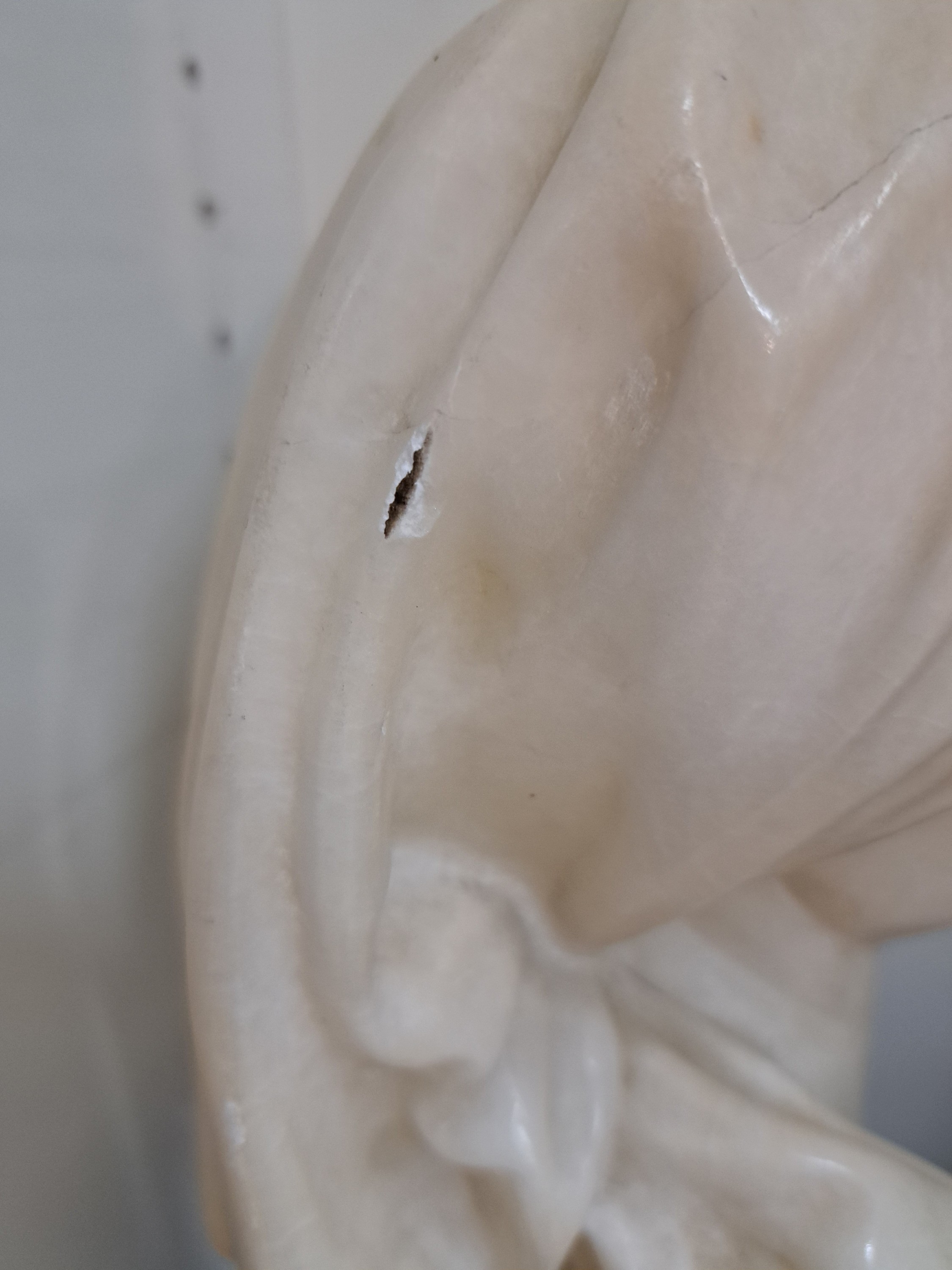 Detail e: Büste einer jungen Frau mit Kopftuch, Frankreich, um 1900, Alabaster, Serpentinsockel, Gesamth. ca. 41cm