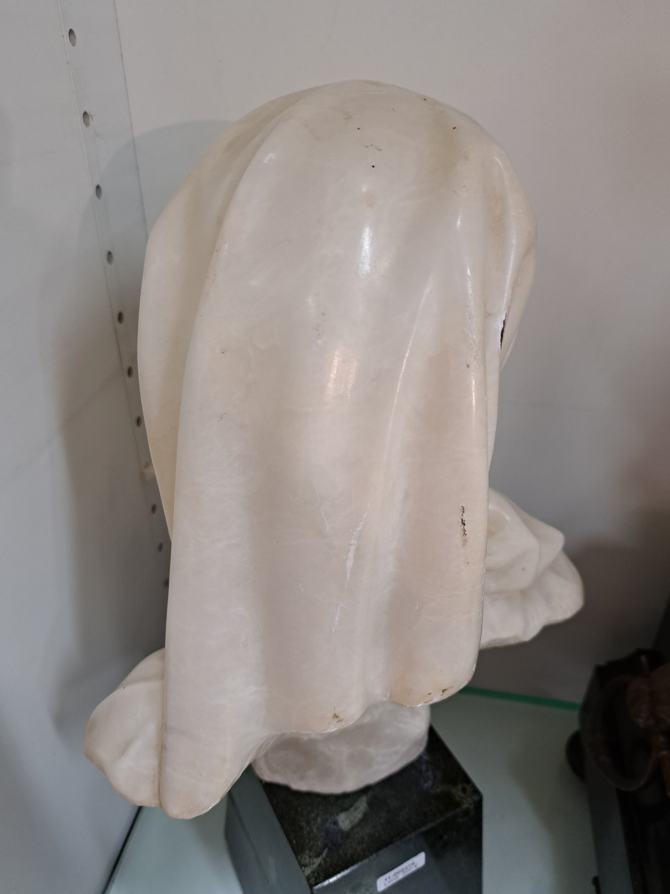 Detail f: Büste einer jungen Frau mit Kopftuch, Frankreich, um 1900, Alabaster, Serpentinsockel, Gesamth. ca. 41cm
