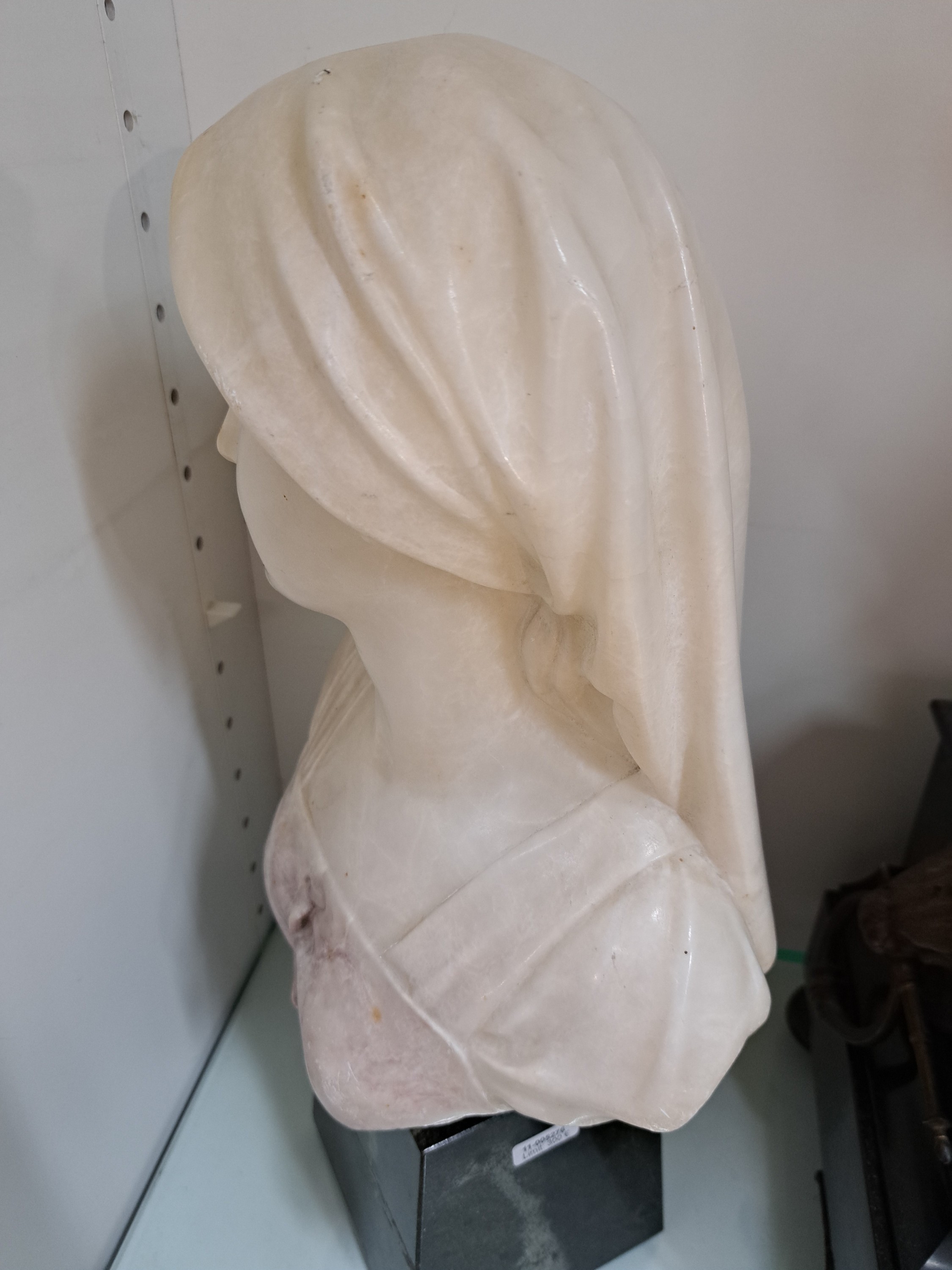 Detail g: Büste einer jungen Frau mit Kopftuch, Frankreich, um 1900, Alabaster, Serpentinsockel, Gesamth. ca. 41cm