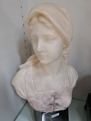 27005564a - Büste einer jungen Frau mit Kopftuch, Frankreich, um 1900, Alabaster, Serpentinsockel, ...