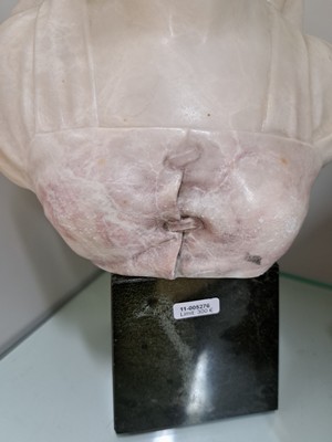 27005564b - Büste einer jungen Frau mit Kopftuch, Frankreich, um 1900, Alabaster, Serpentinsockel, ...