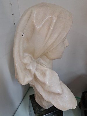 27005564c - Büste einer jungen Frau mit Kopftuch, Frankreich, um 1900, Alabaster, Serpentinsockel, ...