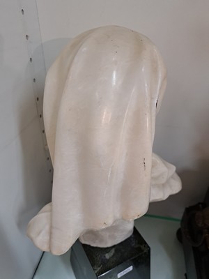 27005564f - Büste einer jungen Frau mit Kopftuch, Frankreich, um 1900, Alabaster, Serpentinsockel, ...