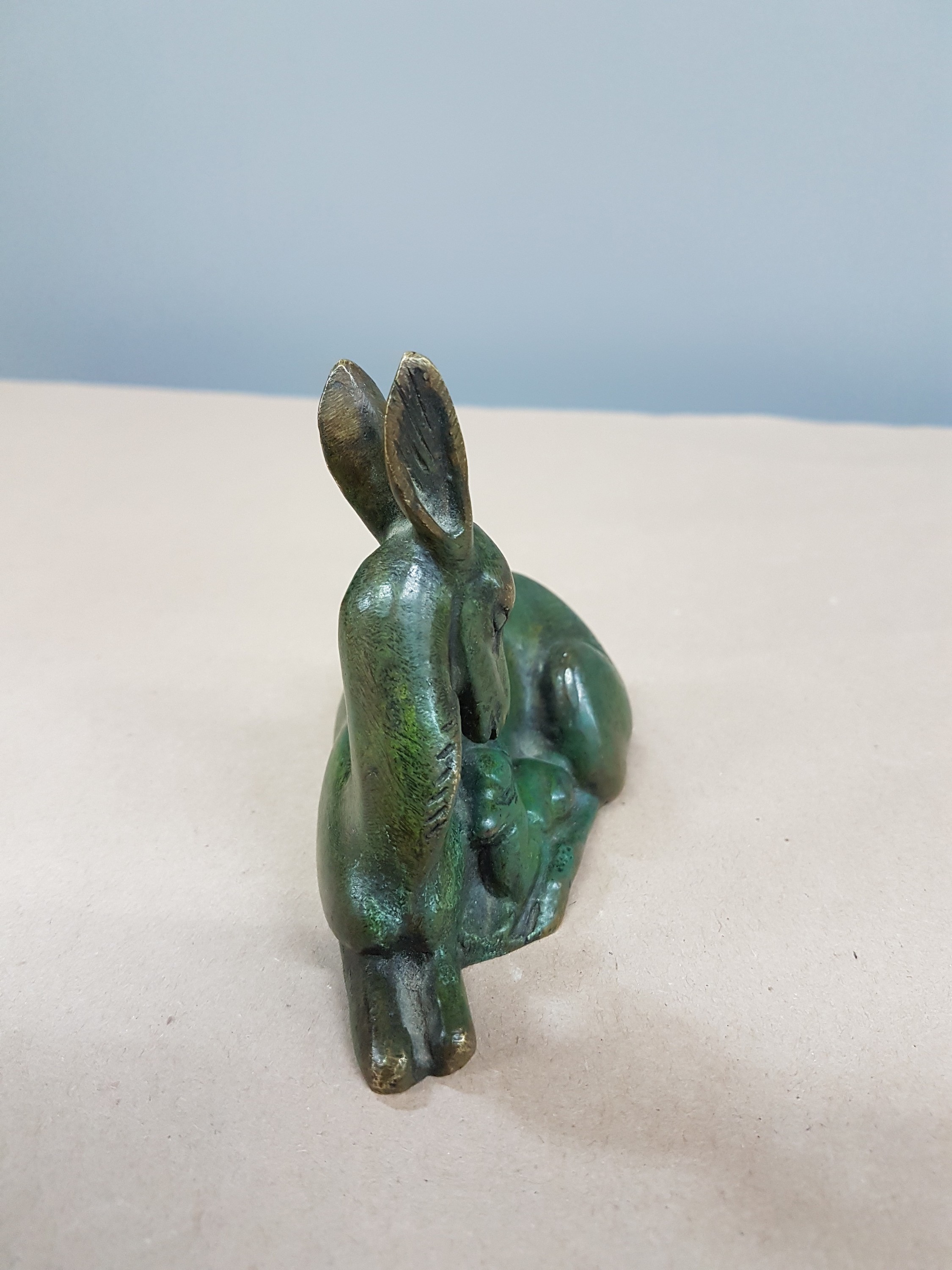 Detail b: Georges H. Laurent, Reh mit Kitz, Bronzeskulptur, signiert, ca. 9.5cm, L. ca. 10cm