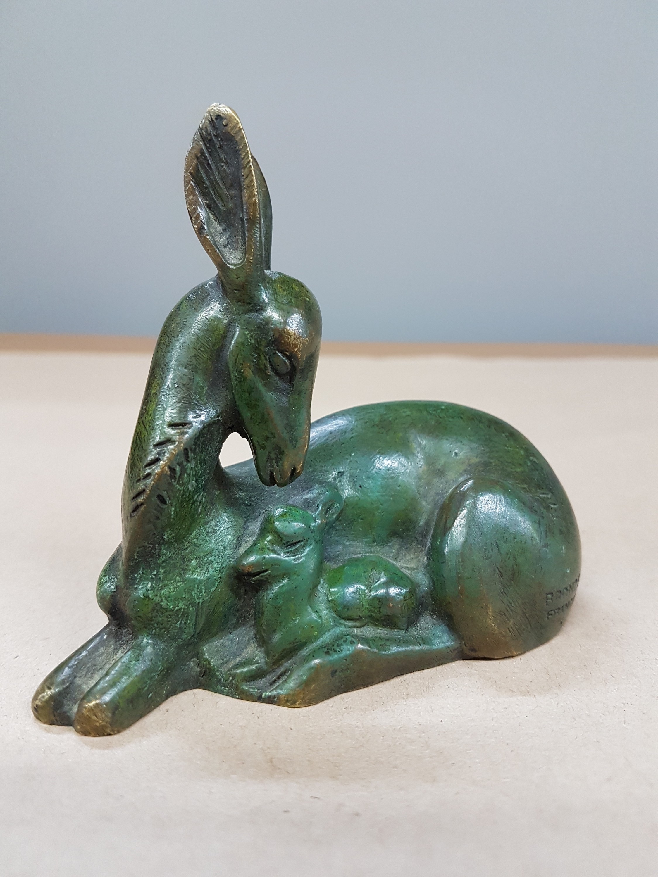 Detail e: Georges H. Laurent, Reh mit Kitz, Bronzeskulptur, signiert, ca. 9.5cm, L. ca. 10cm