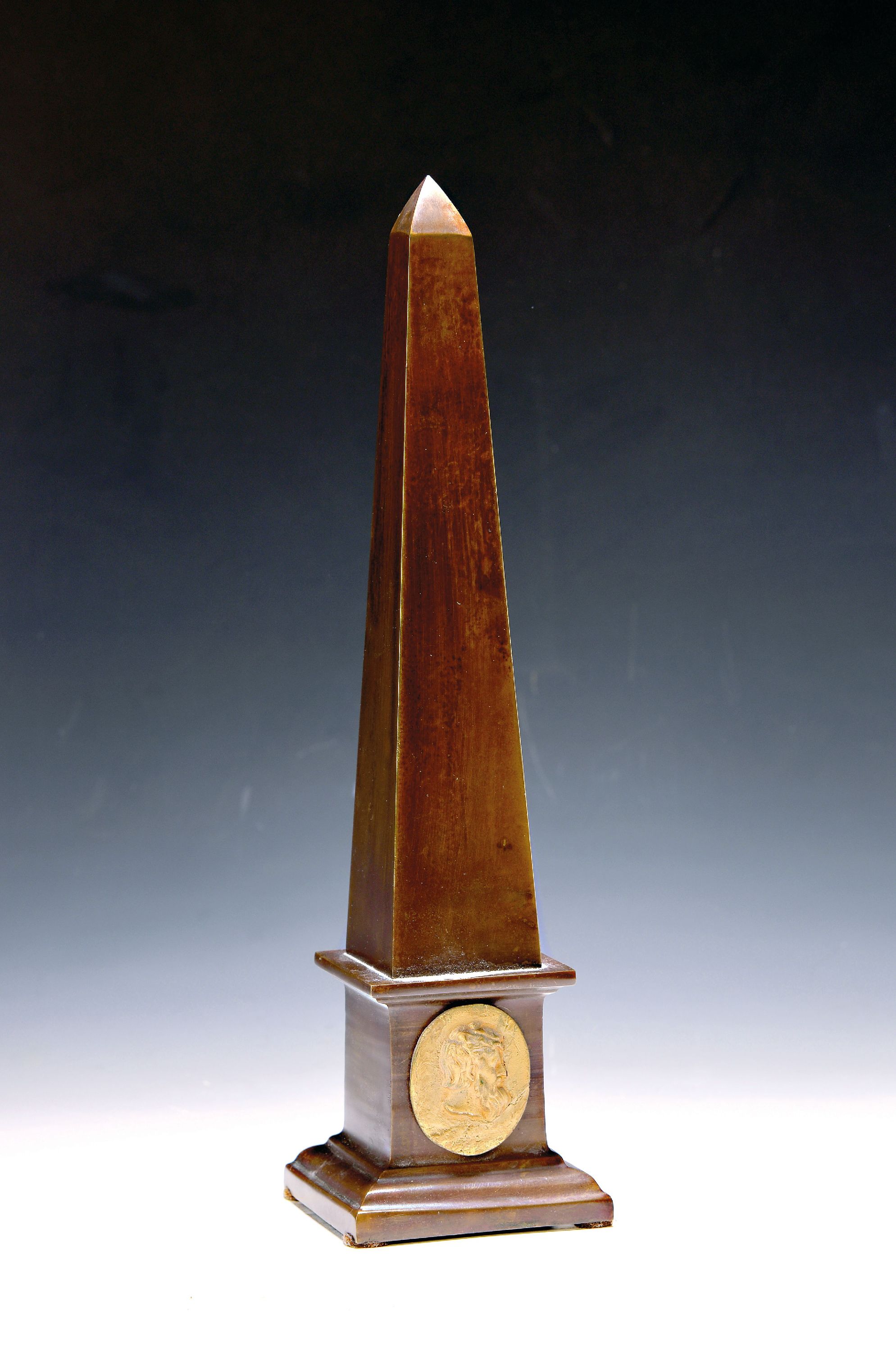 Image 27005614 - Obelisk, Frankreich, um 1870, Bronze, Sockel mit aufgelegter vergoldeter Plakette, H. ...
