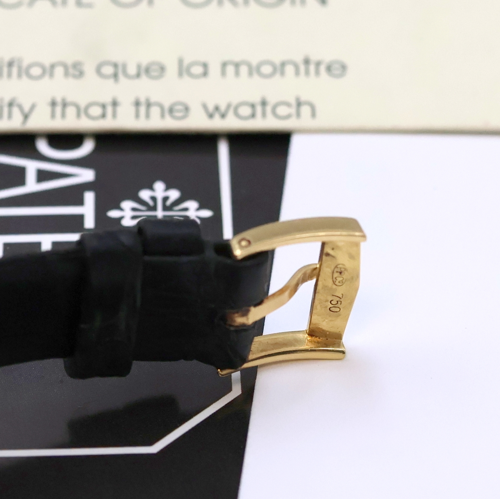 Detail b: PATEK PHILIPPE Armbanduhr Serie Calatrava in GG 750/000 Referenz 3796 D, Handaufzug, Boden aufgedr., orig. Lederband m. orig. GG 750/000 Dornschl., ...