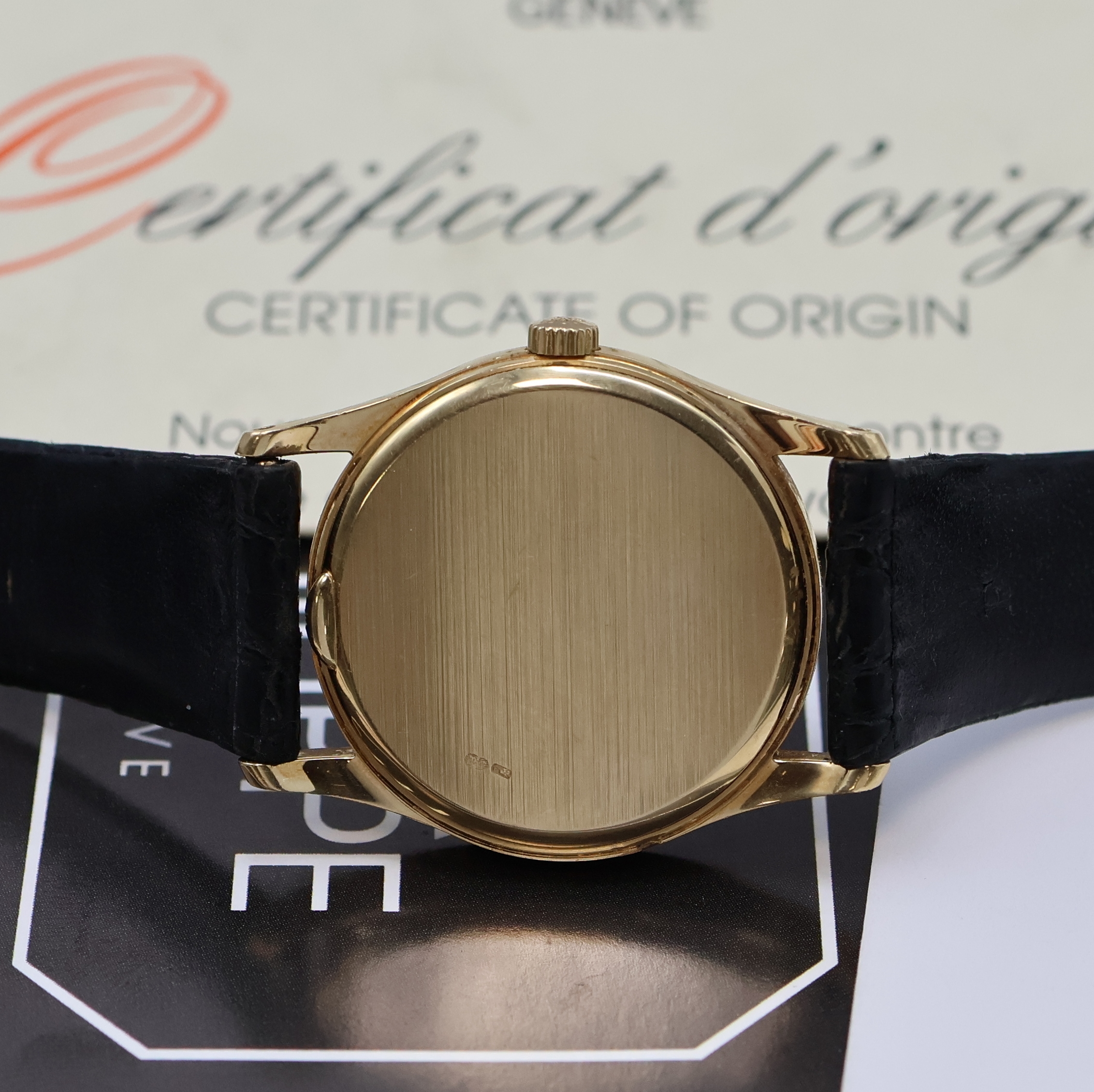 Detail d: PATEK PHILIPPE Armbanduhr Serie Calatrava in GG 750/000 Referenz 3796 D, Handaufzug, Boden aufgedr., orig. Lederband m. orig. GG 750/000 Dornschl., ...