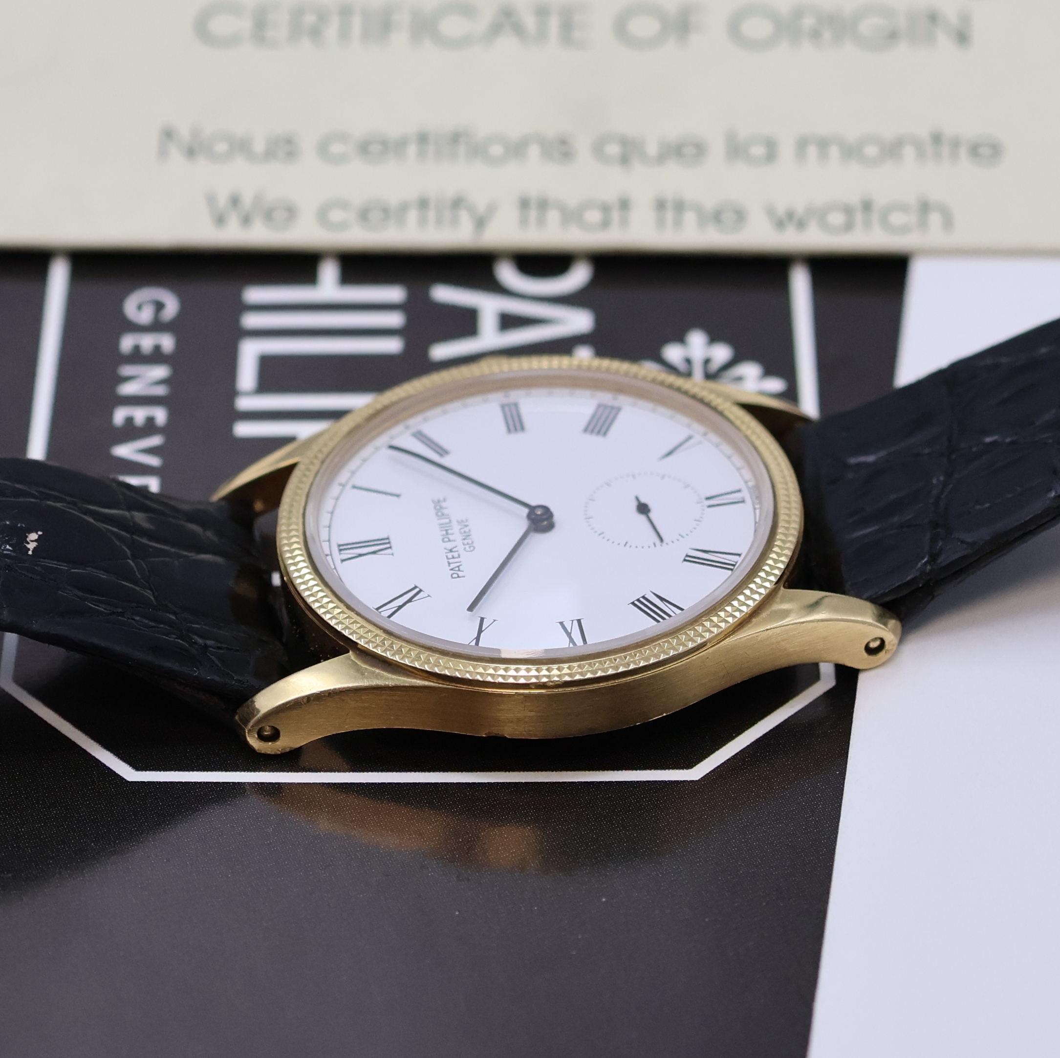 Detail e: PATEK PHILIPPE Armbanduhr Serie Calatrava in GG 750/000 Referenz 3796 D, Handaufzug, Boden aufgedr., orig. Lederband m. orig. GG 750/000 Dornschl., ...