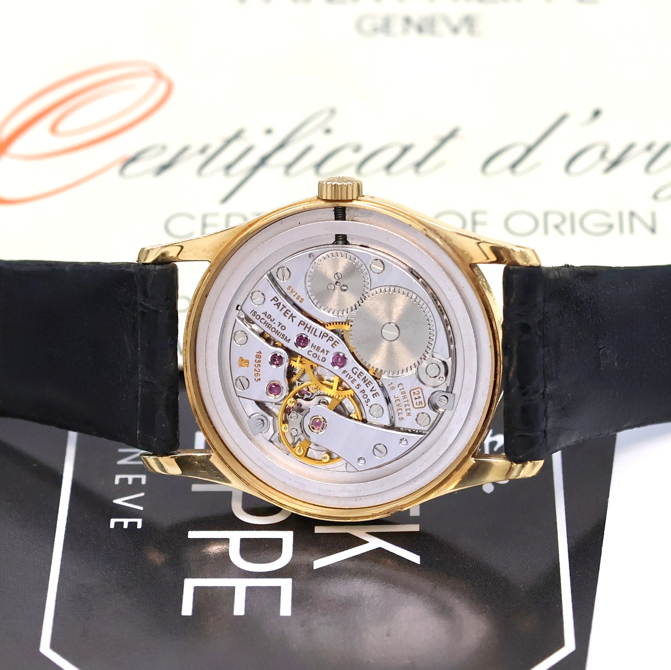 Detail f: PATEK PHILIPPE Armbanduhr Serie Calatrava in GG 750/000 Referenz 3796 D, Handaufzug, Boden aufgedr., orig. Lederband m. orig. GG 750/000 Dornschl., ...