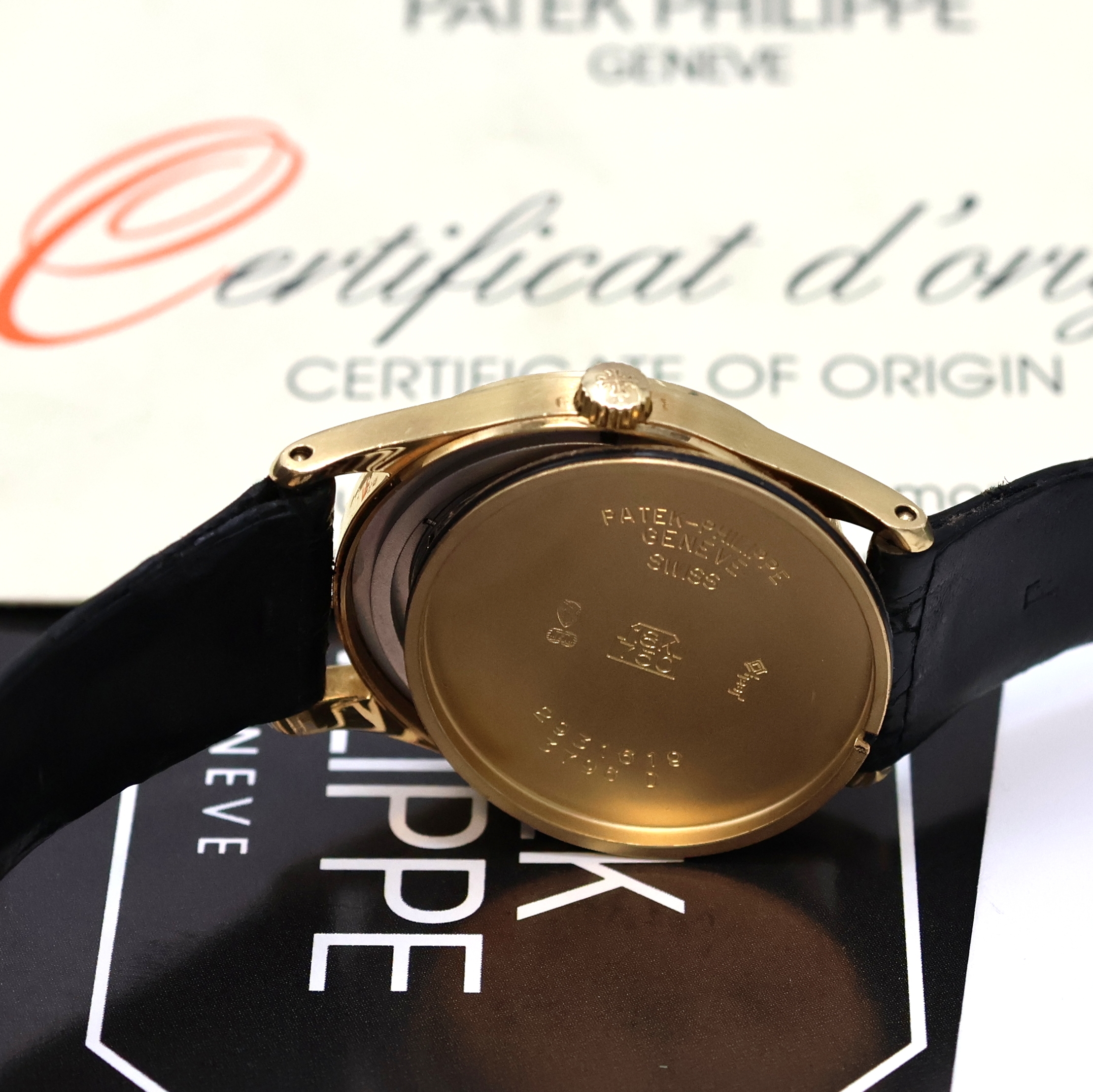 Detail g: PATEK PHILIPPE Armbanduhr Serie Calatrava in GG 750/000 Referenz 3796 D, Handaufzug, Boden aufgedr., orig. Lederband m. orig. GG 750/000 Dornschl., ...