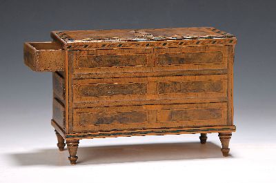 Image Model chest of drawers, southern German, 18th century, walnut veneer with thread inlays, ...