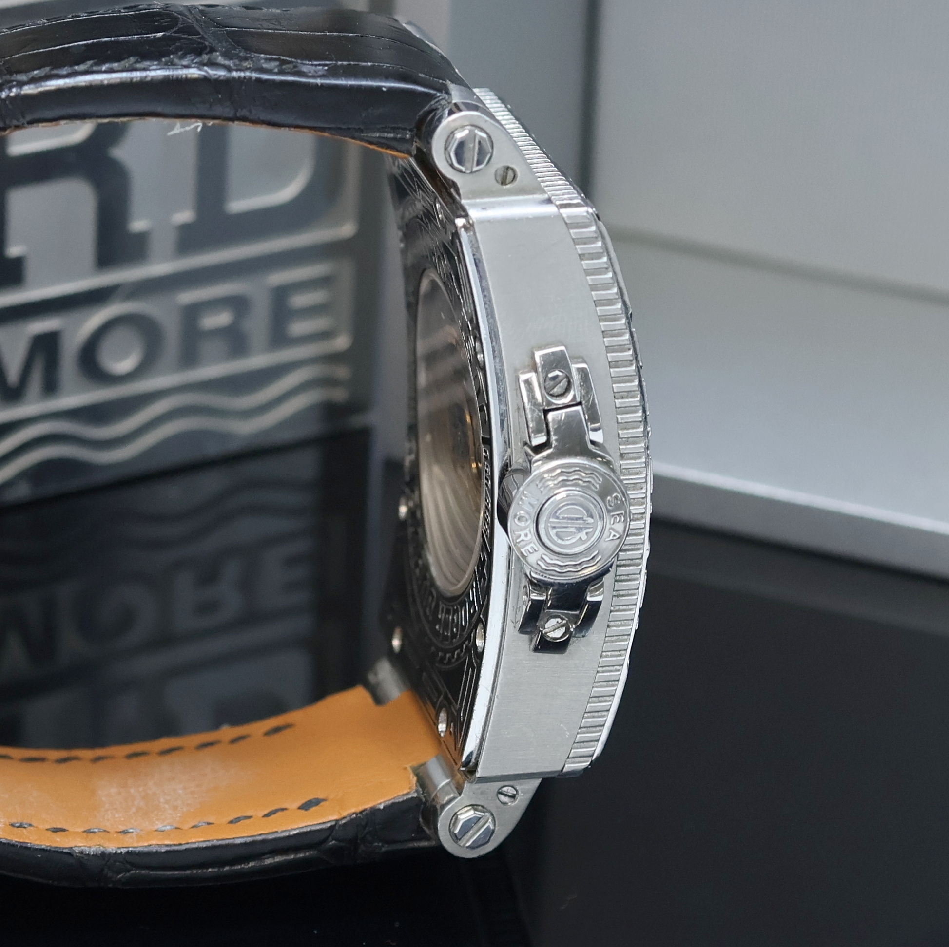 Detail d: ROGER DUBUIS auf 888 Stück limitierte Herrenarmbanduhr SeaMore Referenz MS34.21.9.3.53, Automatik, Schweiz um 2005, Chronometer in Edelstahl inkl. ...
