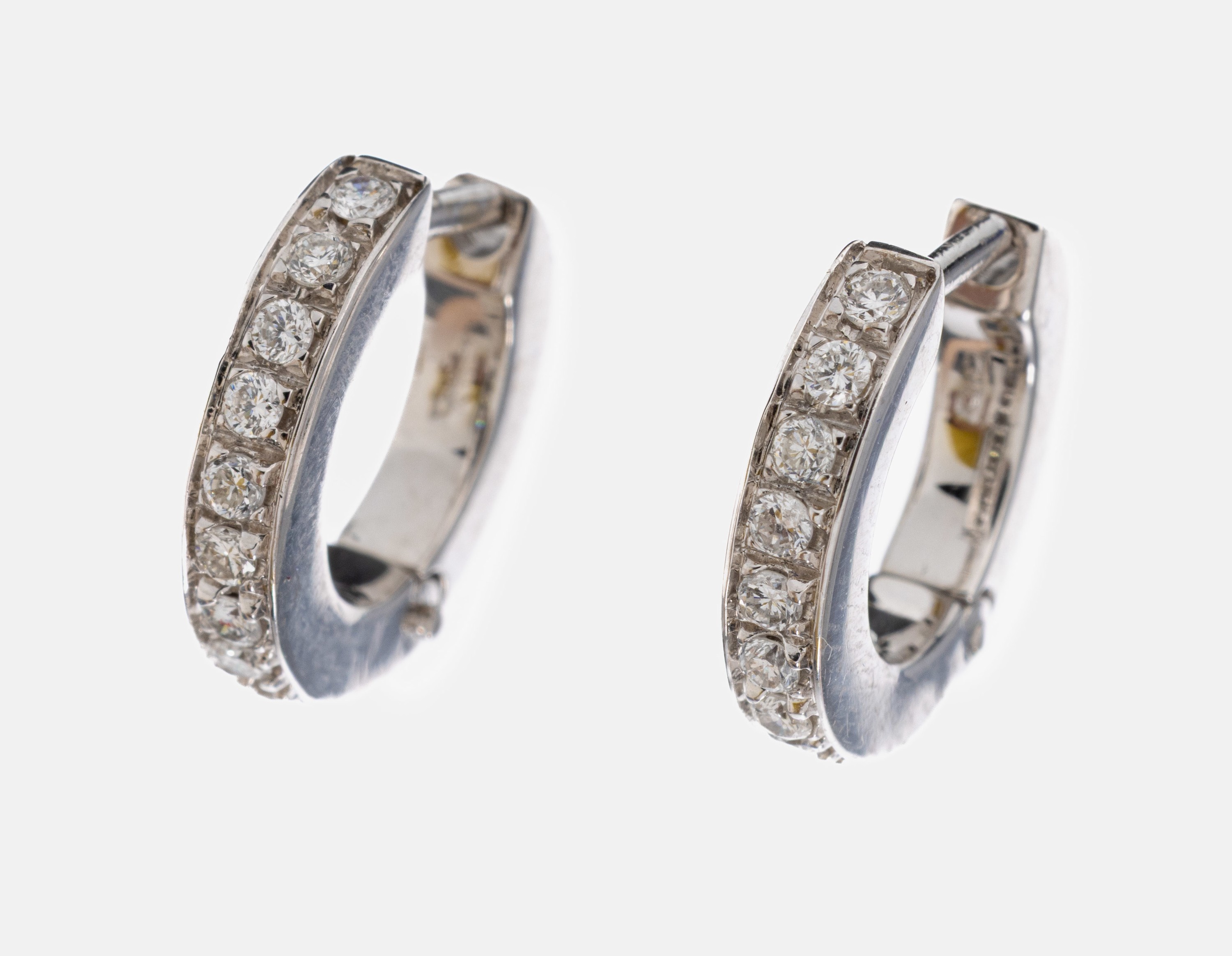 Image 27005709 - Paar 18 kt Gold Brillant-Ohrcreolen, WG 750/000, schlicht, 18 Brillanten zus. ca. ...