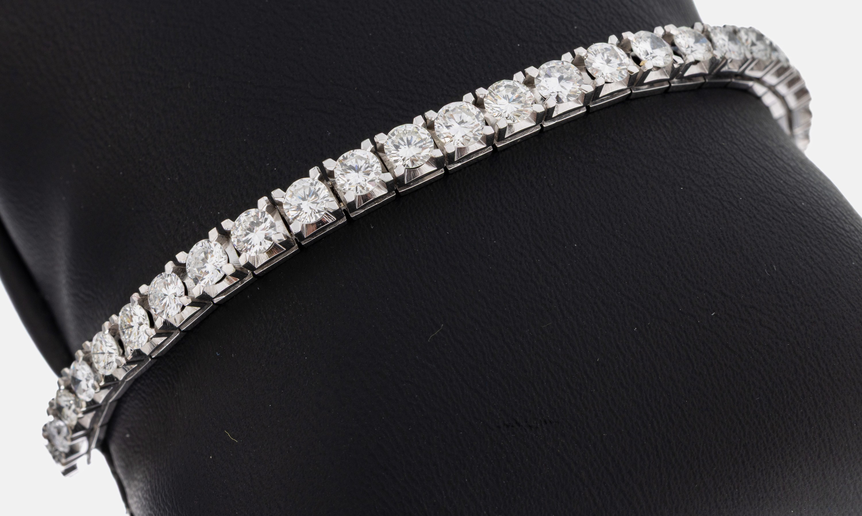 Image 27005727 - 18 kt Gold Brillant-Armband, WG 750/000, 52 Brillanten im Verlauf zus. ca. 6.00 ct ...