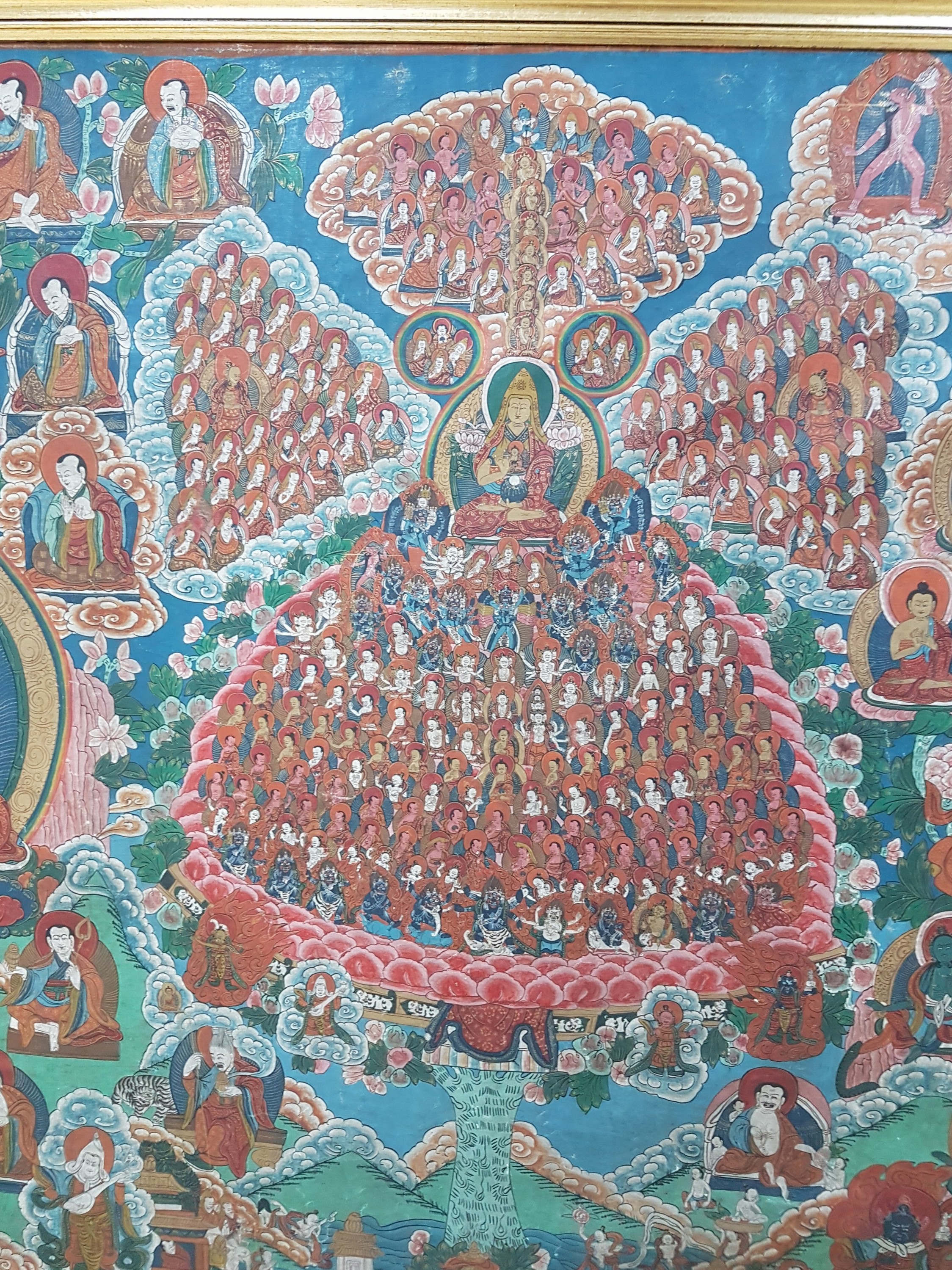 Detail c: Großer Thangka, Nepal, um 1900, vielfigurige Darstellung des buddhistischen Kosmos, mittig der Versammlungsbaum der 100 Götter, mit Lama und Buddha ...