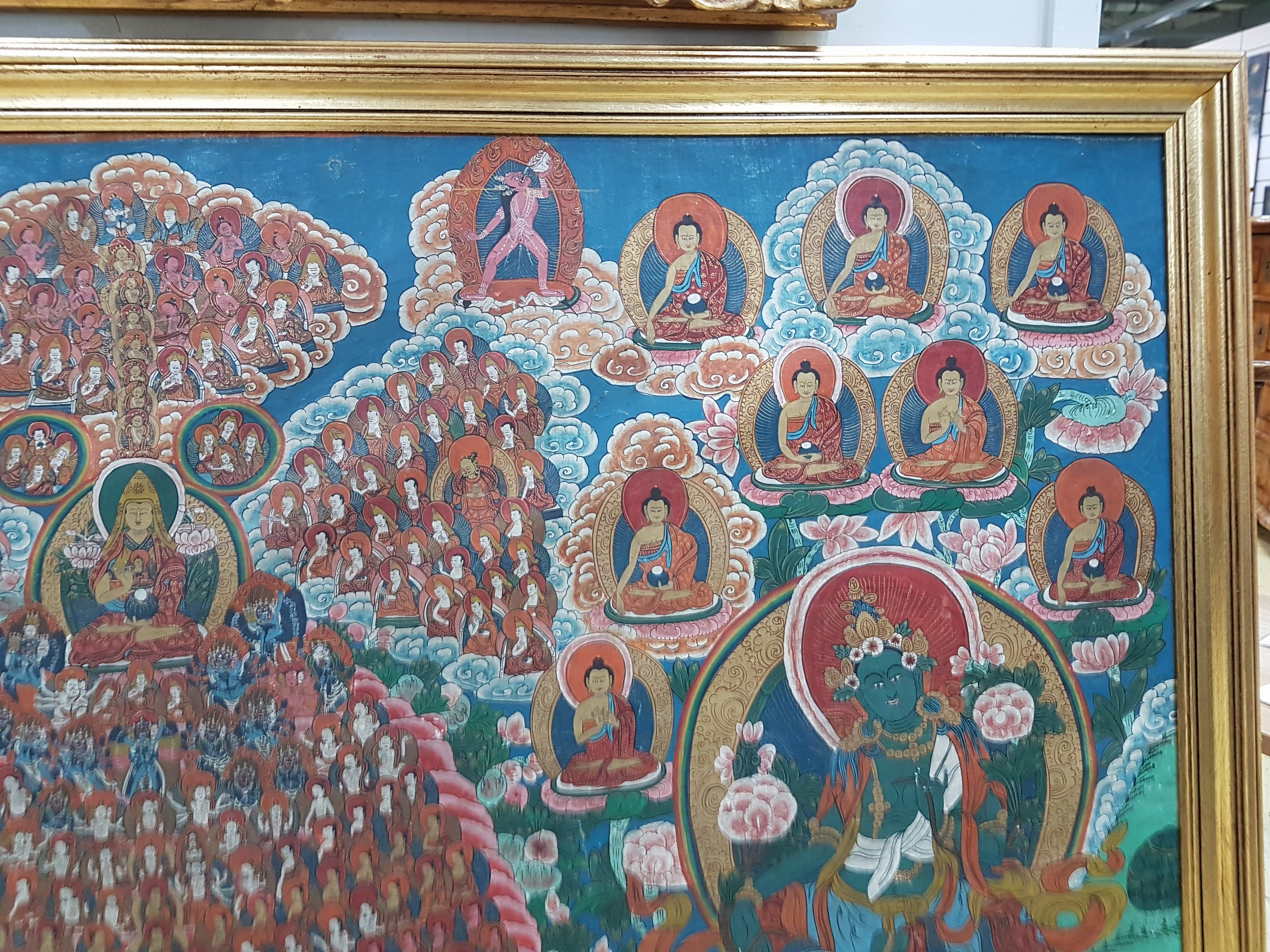 Detail g: Großer Thangka, Nepal, um 1900, vielfigurige Darstellung des buddhistischen Kosmos, mittig der Versammlungsbaum der 100 Götter, mit Lama und Buddha ...