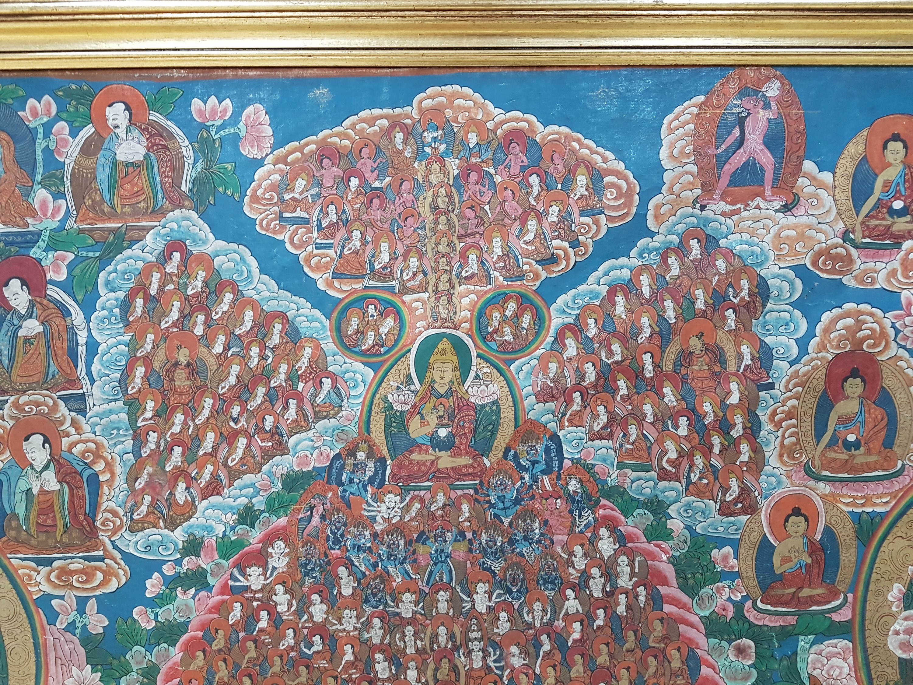 Detail i: Großer Thangka, Nepal, um 1900, vielfigurige Darstellung des buddhistischen Kosmos, mittig der Versammlungsbaum der 100 Götter, mit Lama und Buddha ...
