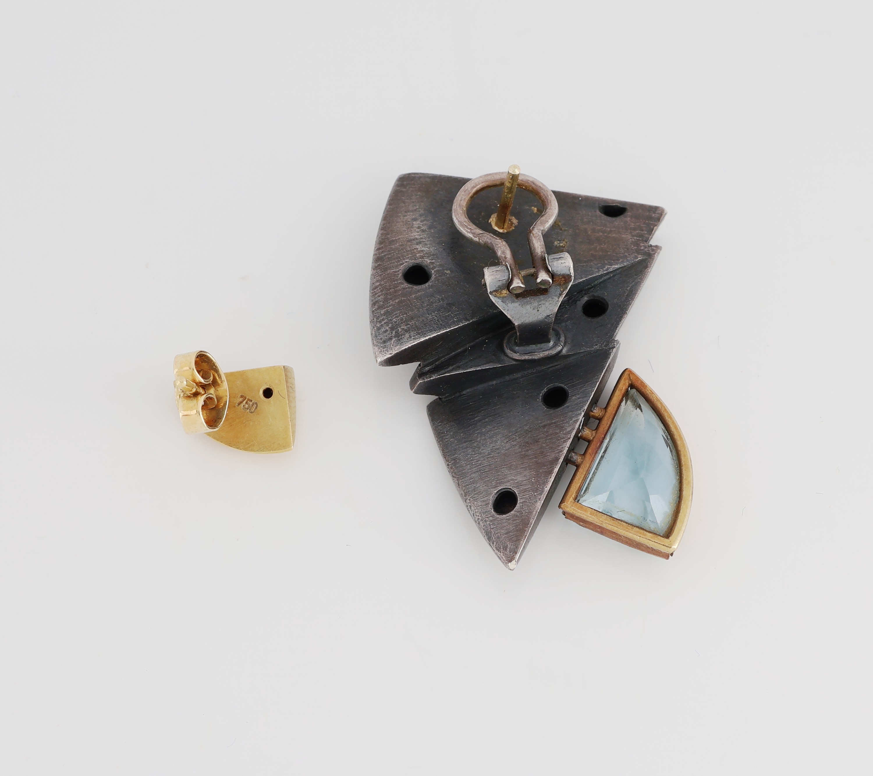 Detail b: Paar Design Ohrstecker, Silber gepr., und GG 750/000, 1 x kl. GG-Triangel, 1 x Silber, Topas-Triangel in GG gefasst, ausgefallener Entwurf, ca. 11.6 ...